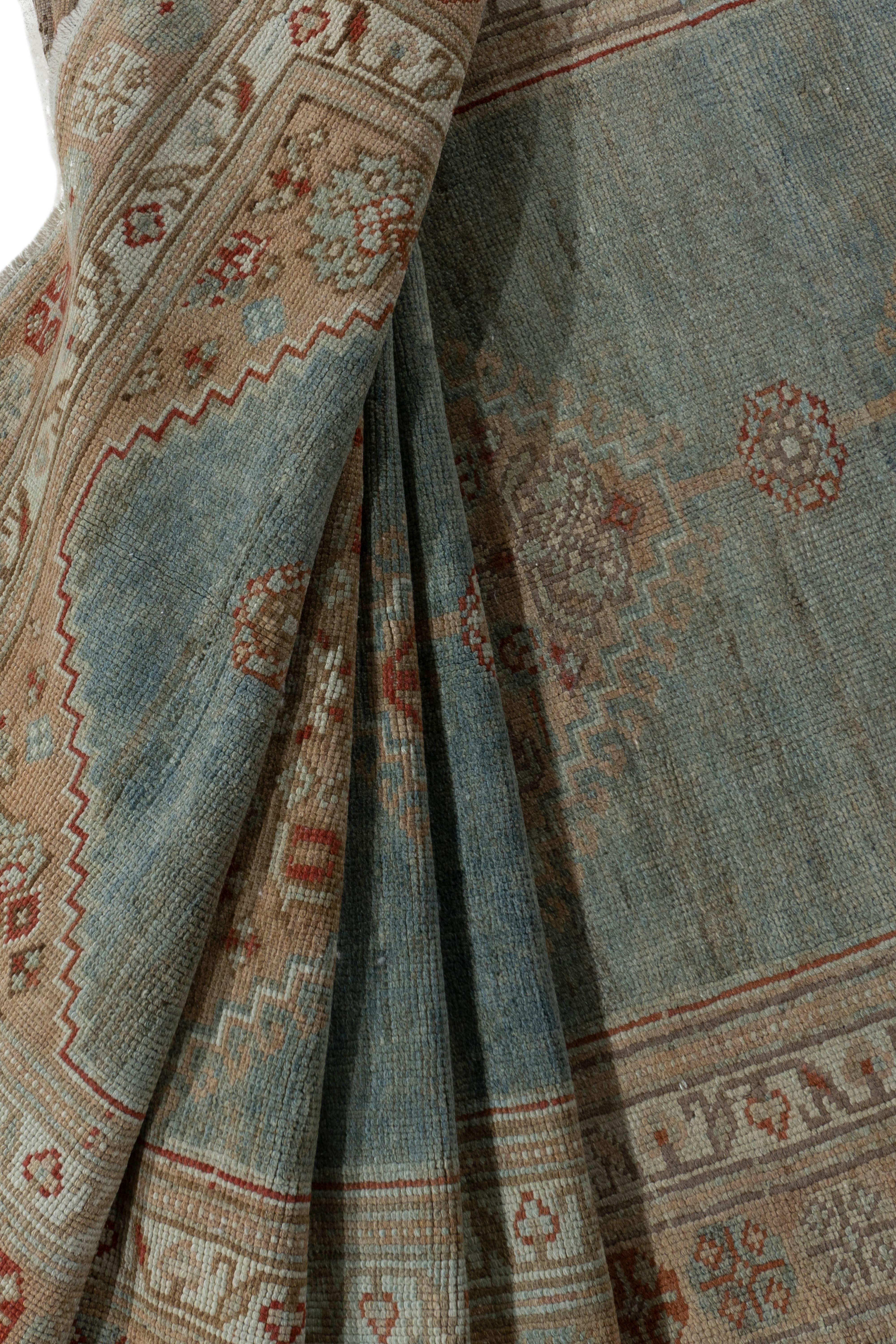 Antico tappeto blu persiano Malayer annodato a mano, circa 1920, 3'2 X 15'1. I tappeti di Malayer, a est di Hamadan, possono essere considerati tappeti di Hamadan di alta qualità e condividono aspetti strutturali simili. Si tratta di un tappeto
