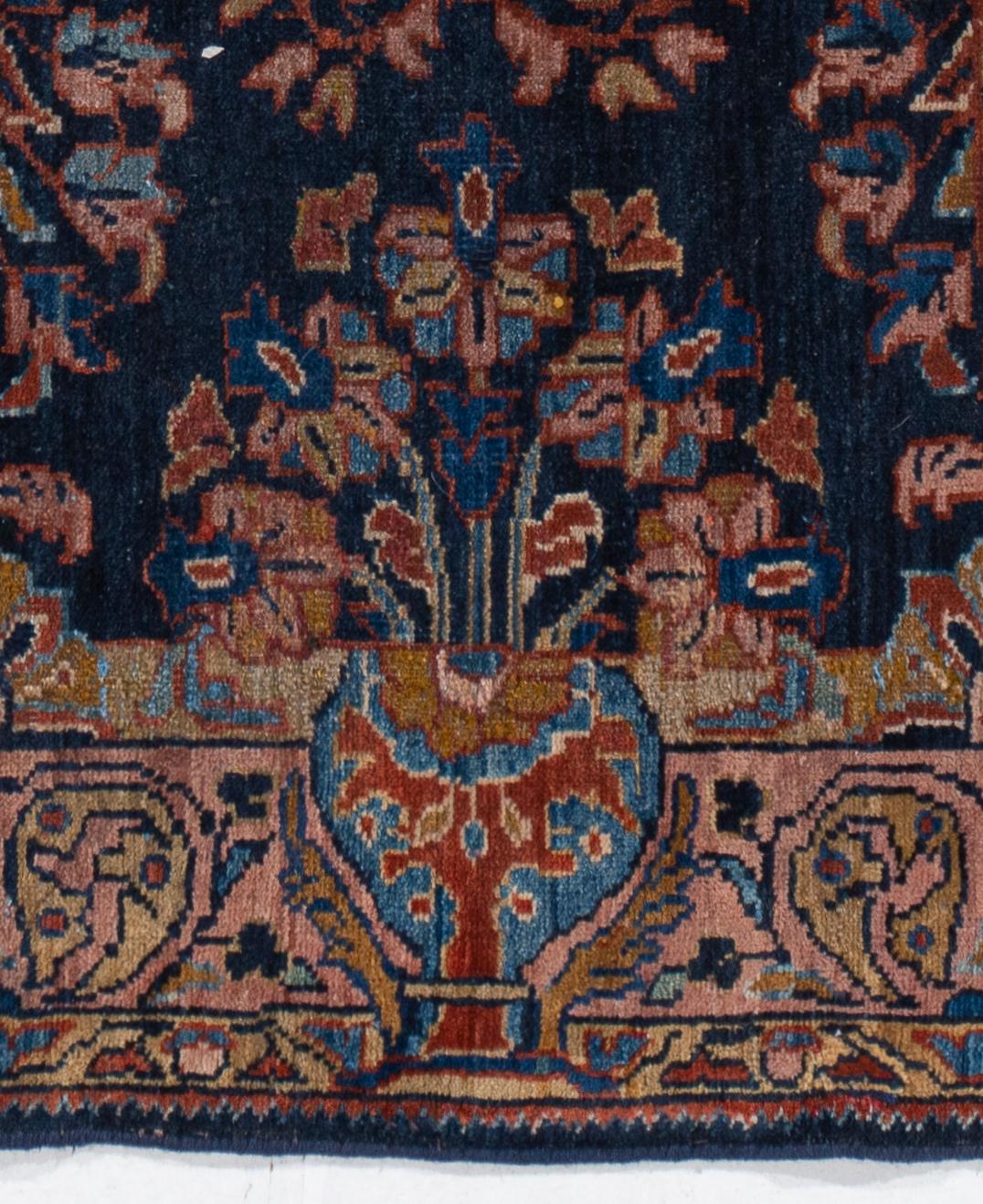 3'10 X 4'4. Lilihan-Teppiche sind persische Stammesteppiche, die von kurdischen Nomaden in der Provinz Markad im westlichen Iran hergestellt werden. Farben: blau/lachsfarben.