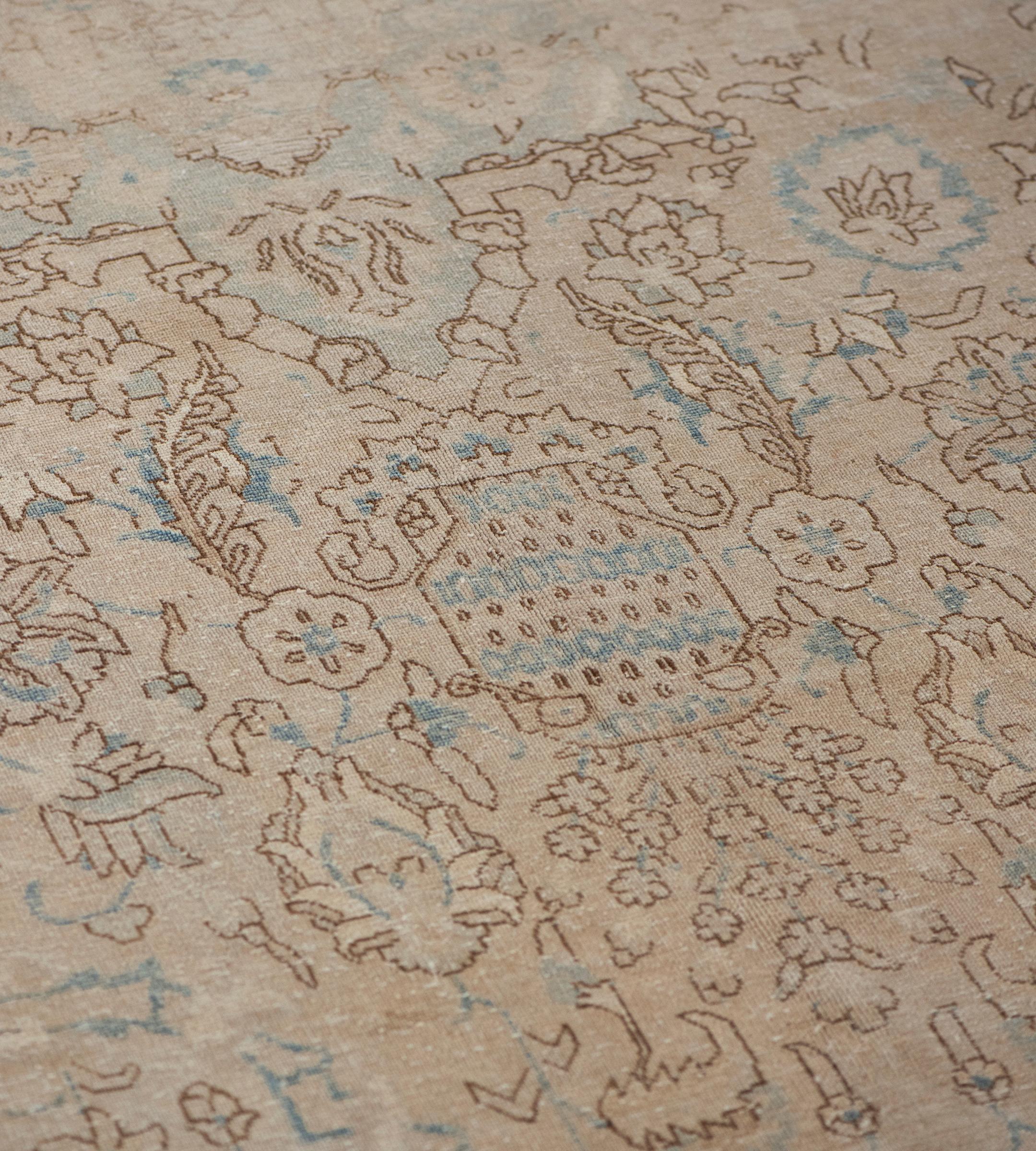 Antiker CIRCA-1920 Buff-Brown Wool Floral Persian Tabriz Teppich (Wolle) im Angebot