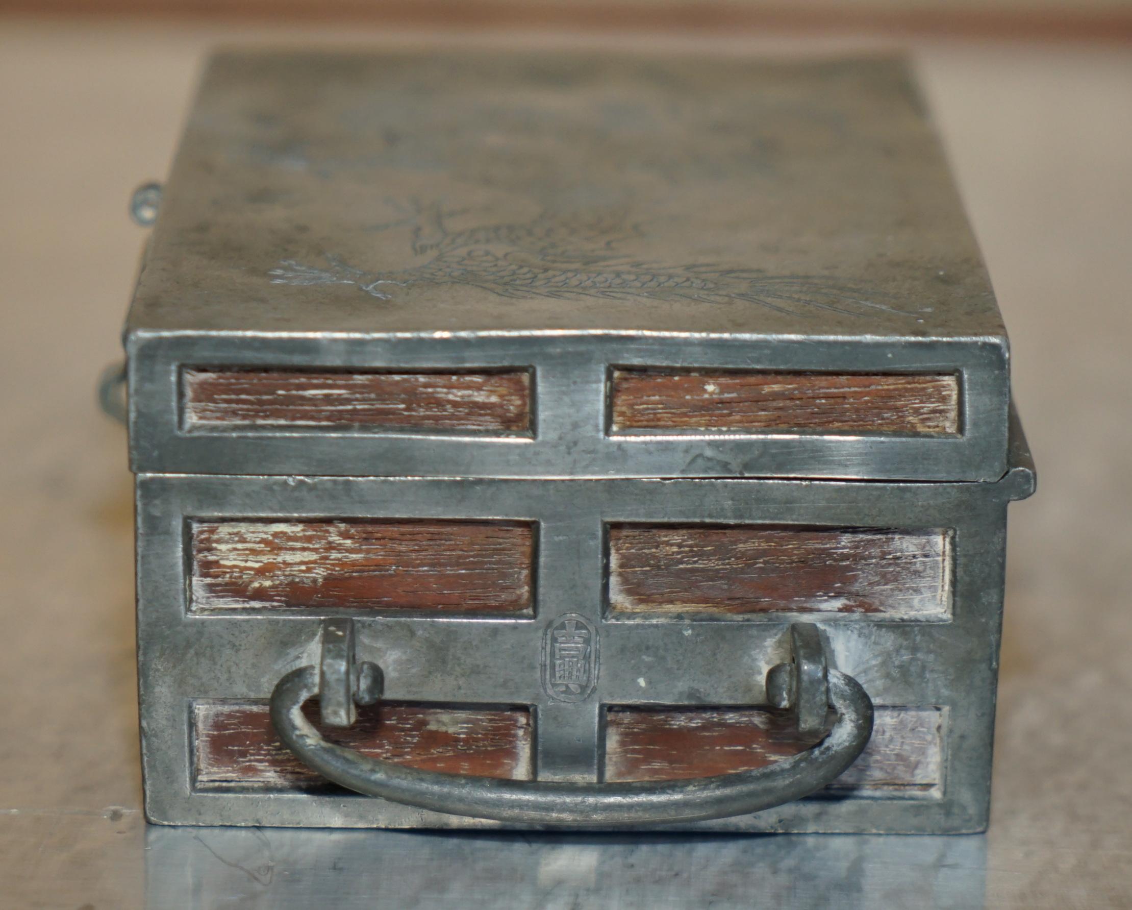 ANTIQUE CIRCA 1920 CHiNESE KUT HING PEWTER & WOOD CARVED DRAGON JEWELLERY BOX For Sale 3