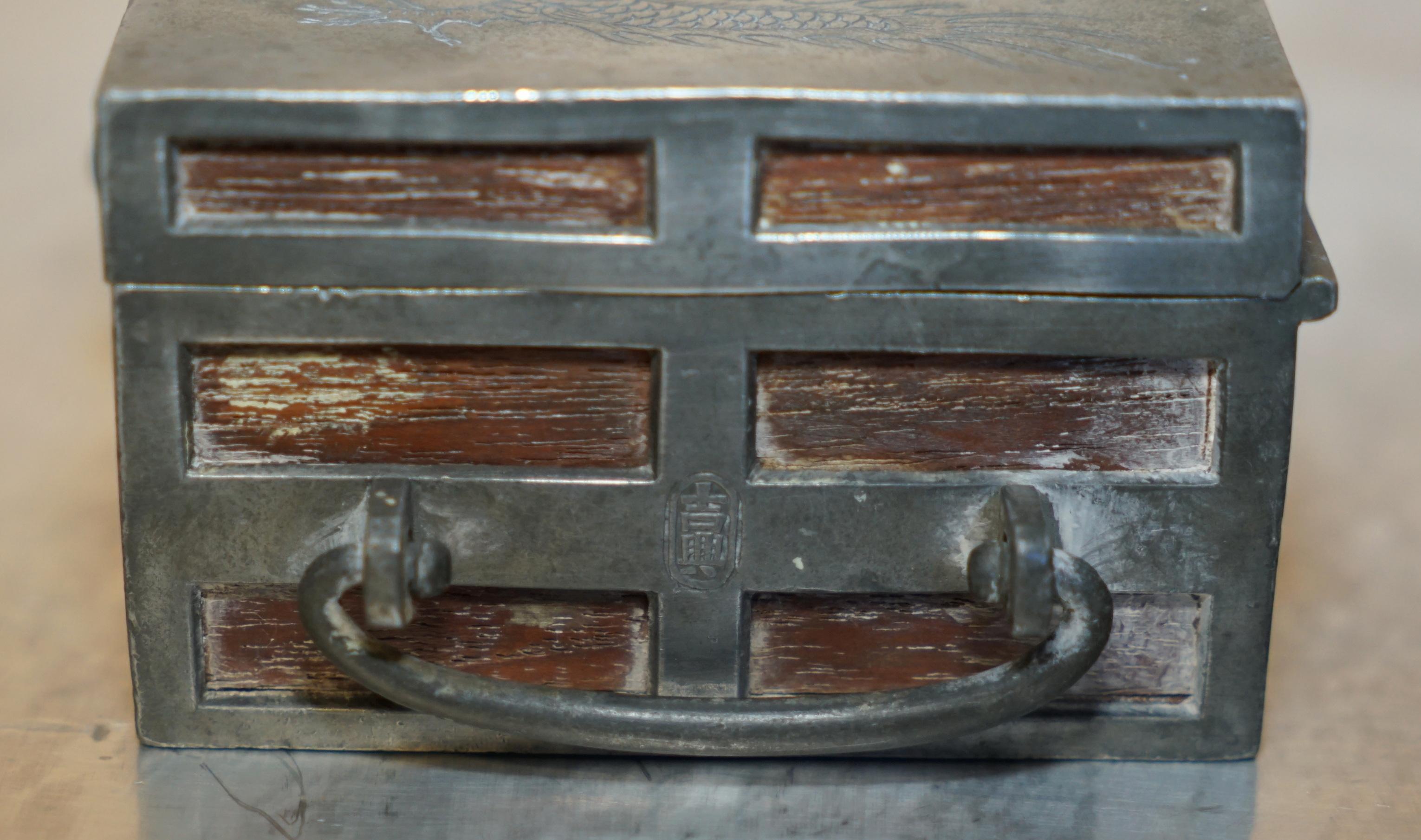 ANTIQUE CIRCA 1920 CHiNESE KUT HING PEWTER & WOOD CARVED DRAGON JEWELLERY BOX For Sale 4