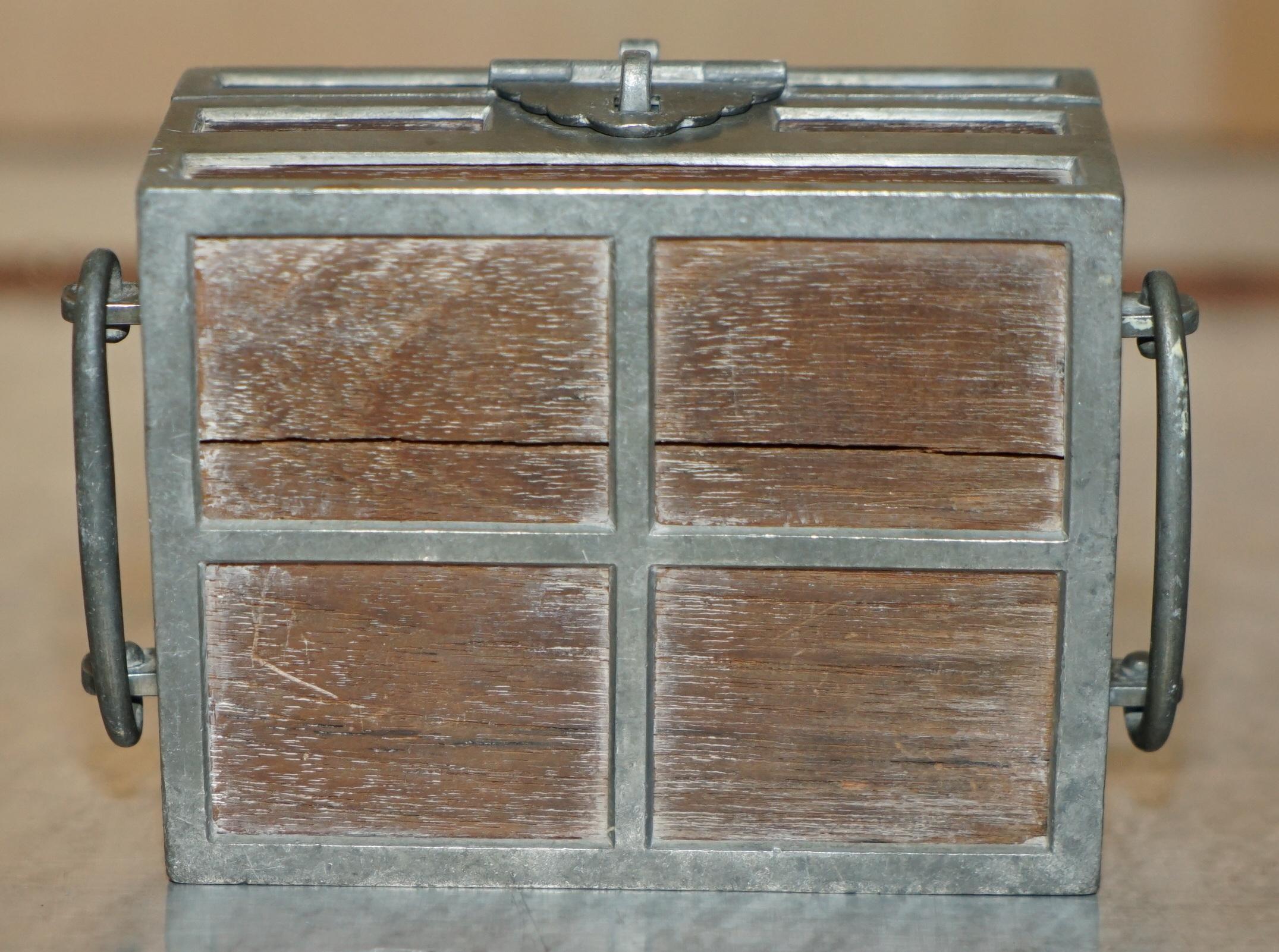 ANTIQUE CIRCA 1920 CHiNESE KUT HING PEWTER & WOOD CARVED DRAGON JEWELLERY BOX For Sale 5