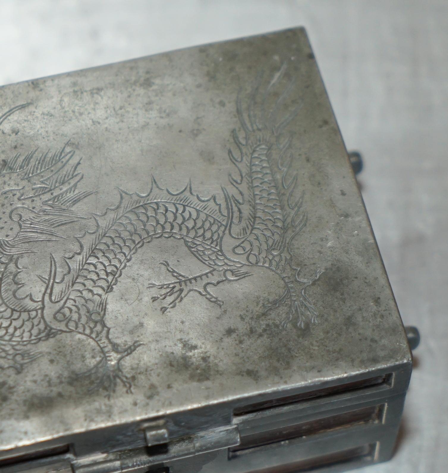 ANTIQUE CIRCA 1920 CHiNESE KUT HING PEWTER & WOOD CARVED DRAGON JEWELLERY BOX In Good Condition For Sale In West Sussex, Pulborough