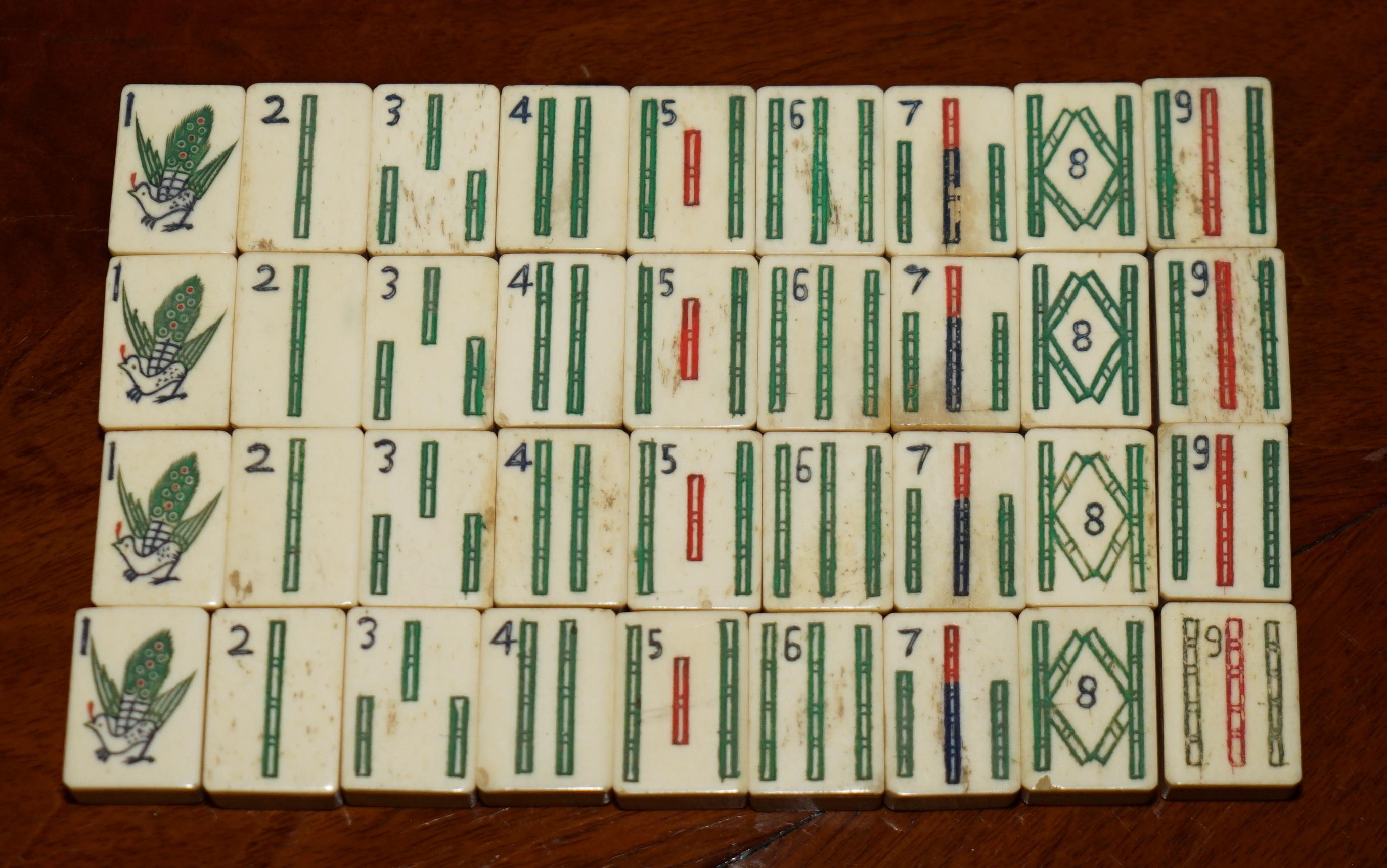 Casa Reale Antiquariato

The Royal House Antiques è lieta di offrire in vendita questo set da mahjong cinese degli anni '20, altamente collezionabile, con la scatola originale in legno di Burr e Burl Amboyna e molti altri banchi extra.  

Una suite