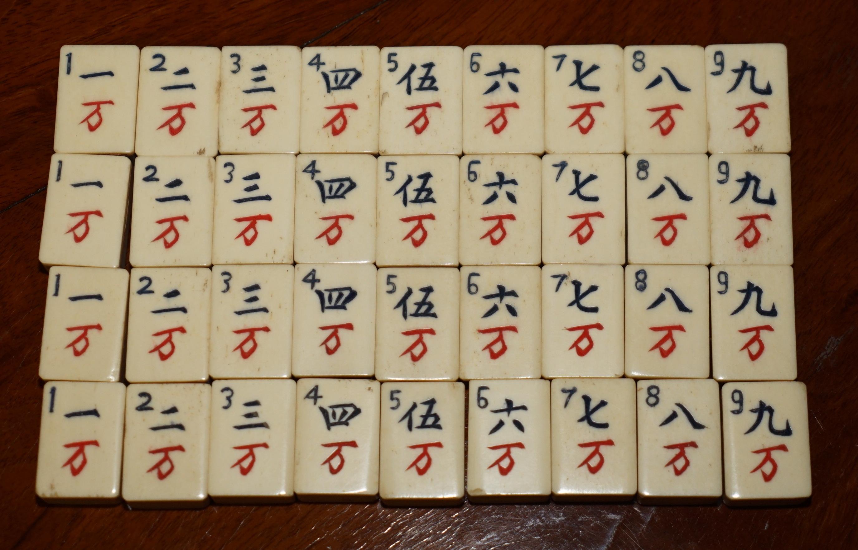 Esportazione cinese ANTICO SET DI MAHJONG CINESE CIRCA 1920 + CONTATORI IN CASSETTA ORIGINALE IN LEGNO DI AMBOYNA in vendita