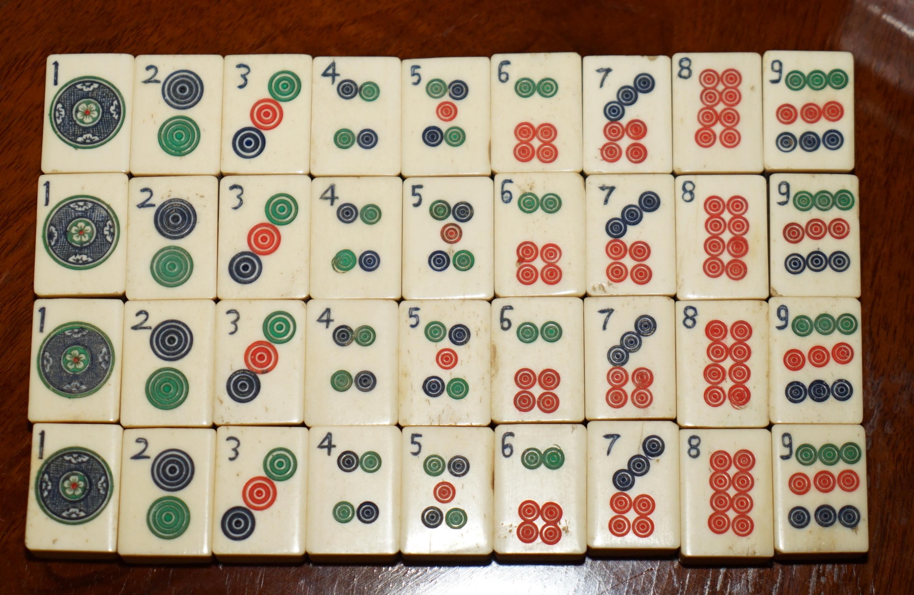 Fatto a mano ANTICO SET DI MAHJONG CINESE CIRCA 1920 + CONTATORI IN CASSETTA ORIGINALE IN LEGNO DI AMBOYNA in vendita