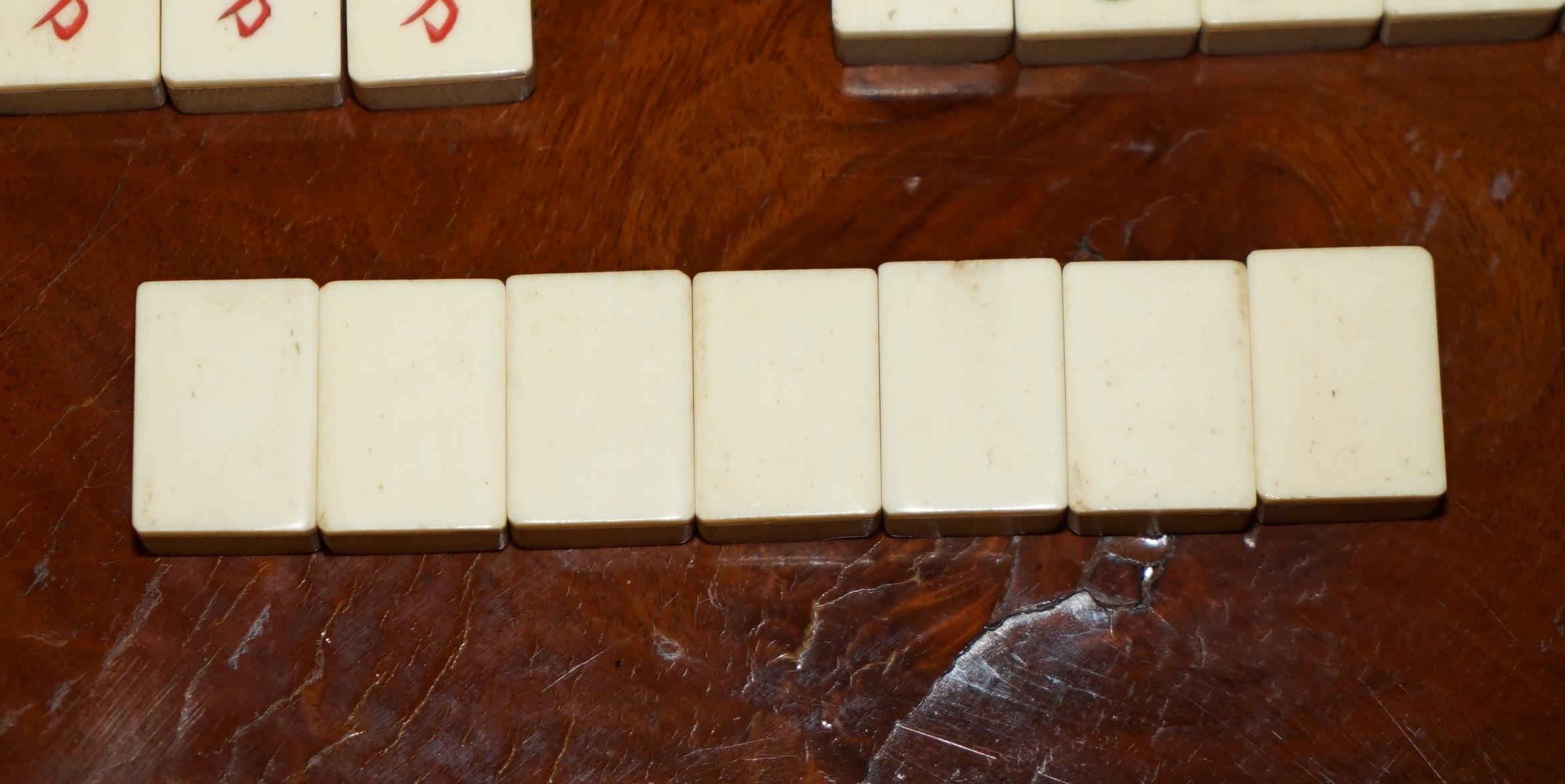 ANTICO SET DI MAHJONG CINESE CIRCA 1920 + CONTATORI IN CASSETTA ORIGINALE IN LEGNO DI AMBOYNA In condizioni buone in vendita a West Sussex, Pulborough