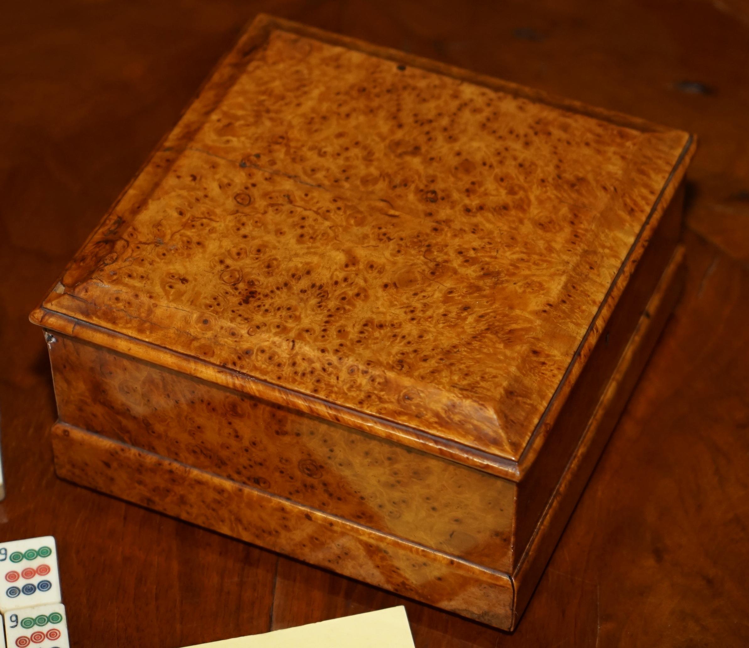 Bambù ANTICO SET DI MAHJONG CINESE CIRCA 1920 + CONTATORI IN CASSETTA ORIGINALE IN LEGNO DI AMBOYNA in vendita