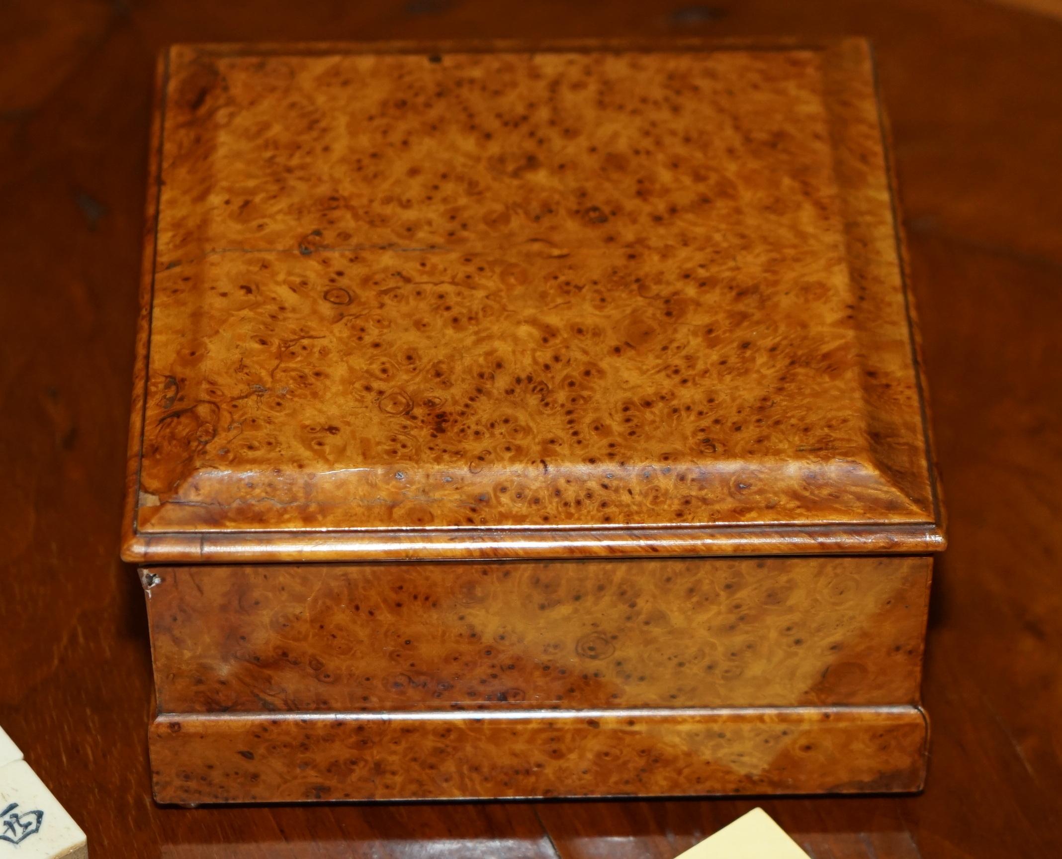 ANTICO SET DI MAHJONG CINESE CIRCA 1920 + CONTATORI IN CASSETTA ORIGINALE IN LEGNO DI AMBOYNA in vendita 1