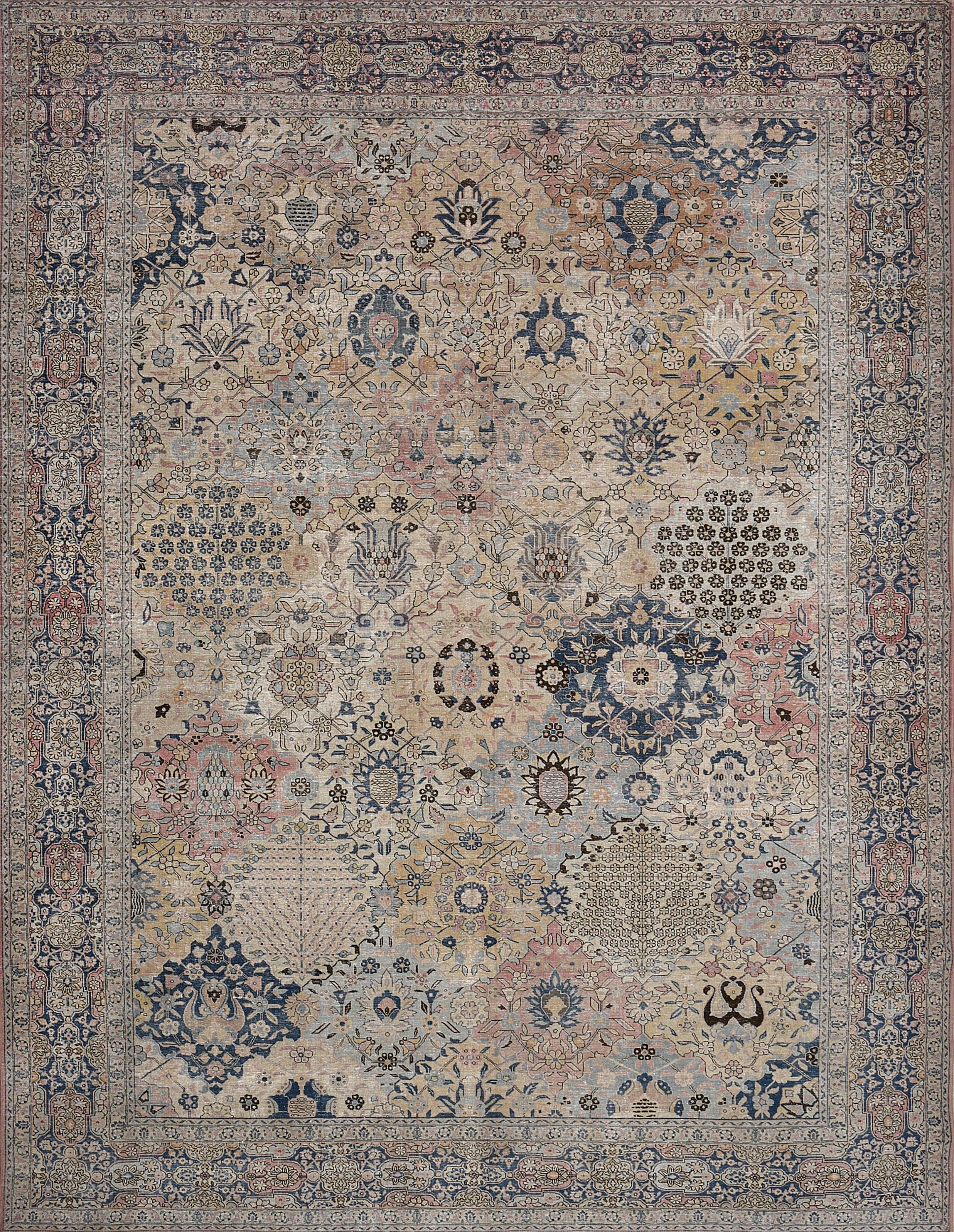 Questo antico tappeto Tabriz, del 1920 circa, presenta un campo con file diagonali di audaci losanghe policrome a cuspide, ognuna delle quali contiene densi getti floreali che si alternano a palmette centrali che emettono un'angolosa vite floreale,