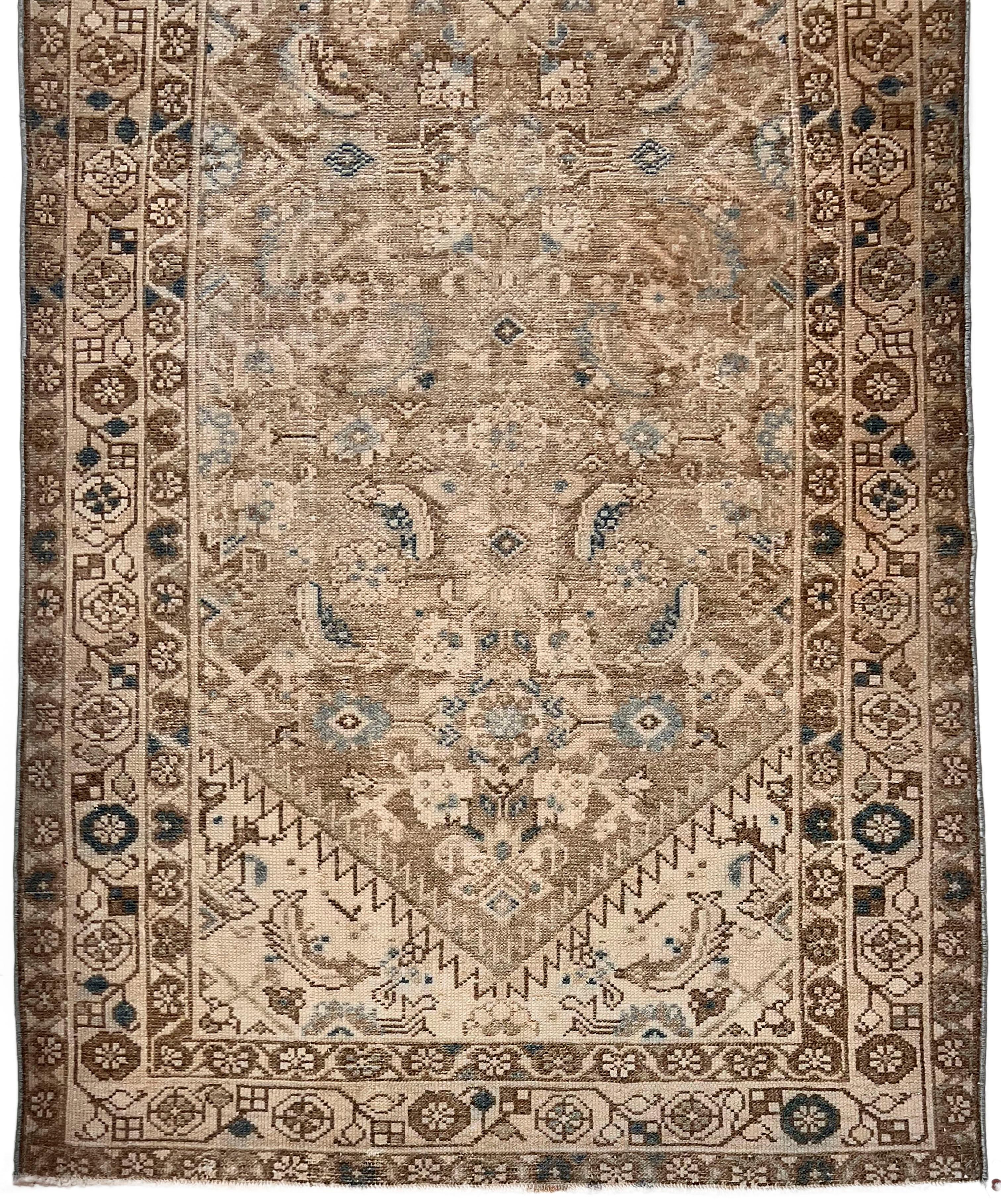 Antike CIRCA 1920 Light Gray Malayer Hand geknüpft Läufer 3'5 X 12'7. Teppiche aus Malayer, östlich von Hamadan, können als hochwertige Hamadan-Teppiche betrachtet werden und weisen ähnliche strukturelle Aspekte auf. Das verschlungene Design dieses