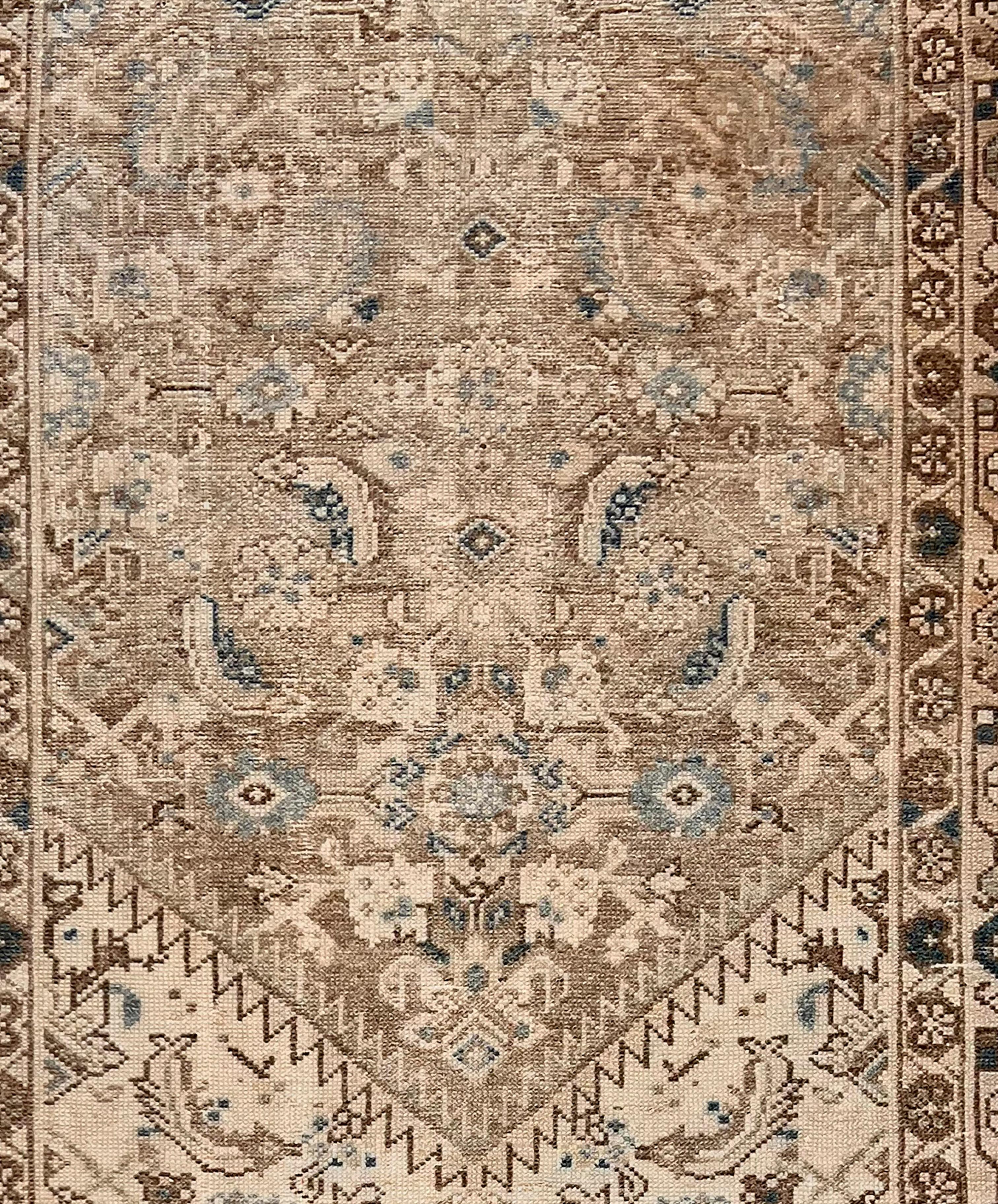 Antiker, handgeknüpfter Malayer-Läufer in Hellgrau, ca. 1920, 3'5 X 12'7 cm im Zustand „Gut“ im Angebot in New York, NY