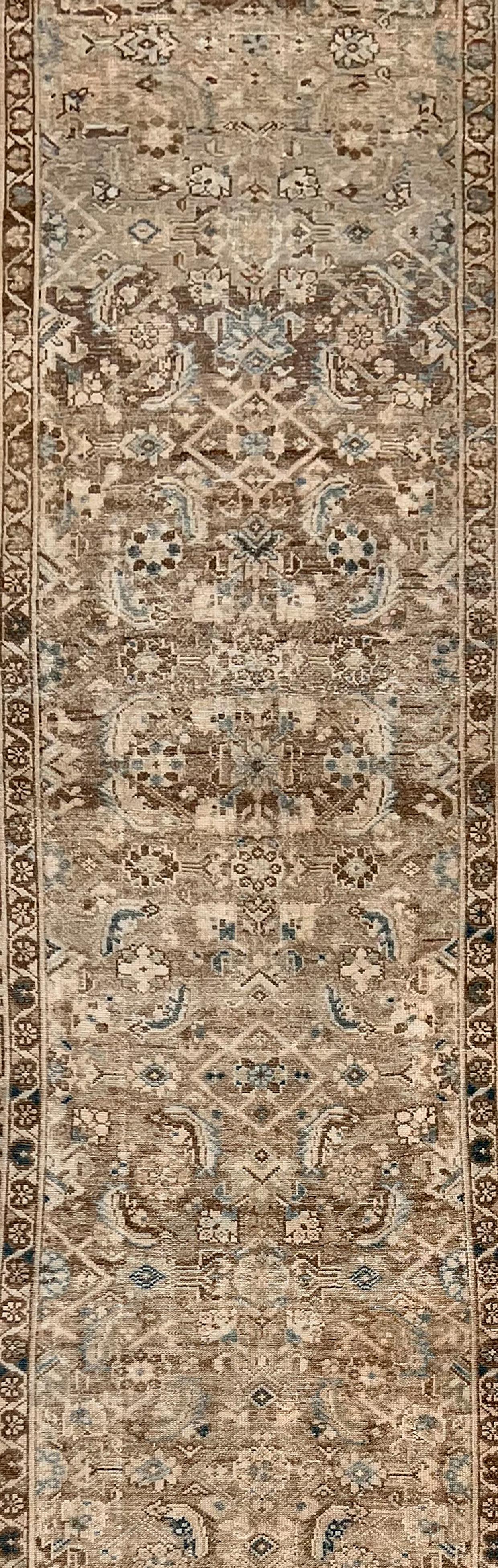 Antiker, handgeknüpfter Malayer-Läufer in Hellgrau, ca. 1920, 3'5 X 12'7 cm (20. Jahrhundert) im Angebot