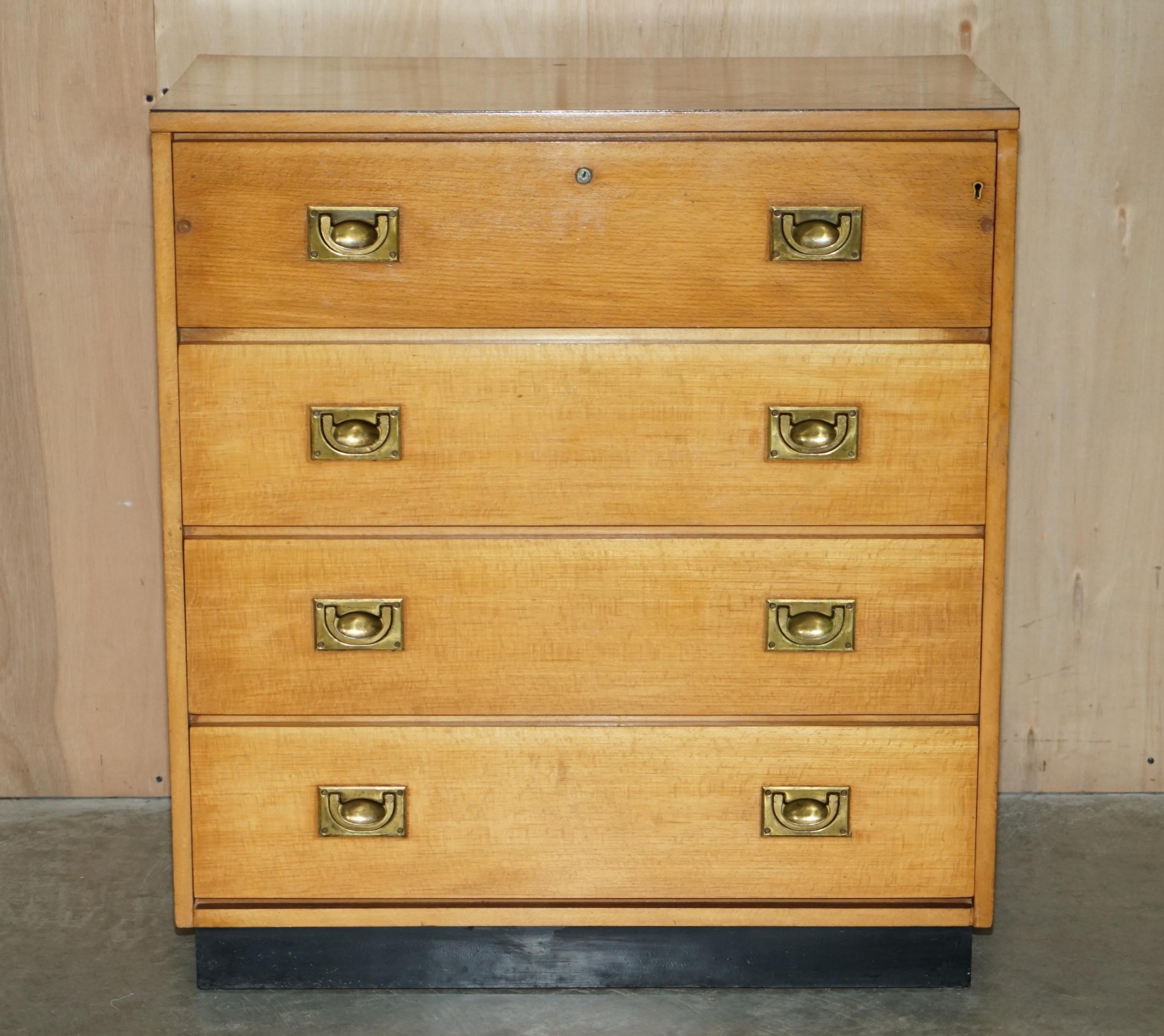 Royal House Antiques

The House Antiques a le plaisir de proposer à la vente cette ravissante commode de campagne militaire en chêne anglais et laiton d'époque Art Déco vers 1920, avec un tiroir supérieur tombant.

Veuillez noter que les frais de