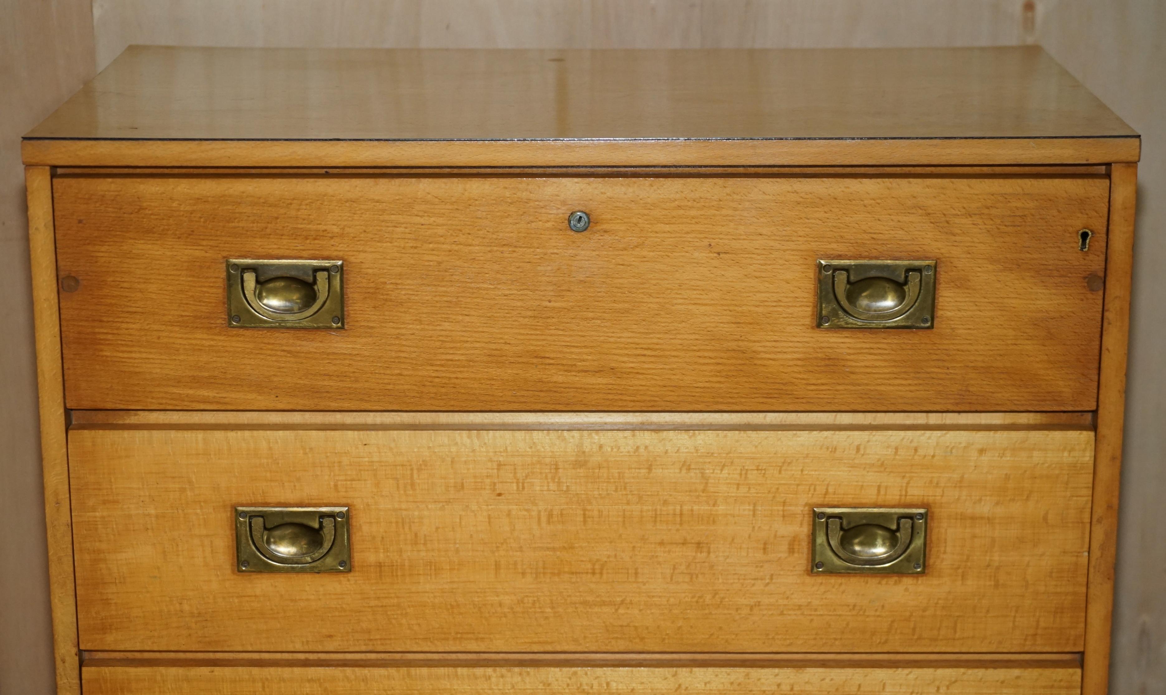 Campagne CHEST OF DRAWERS WiTH DROP FRONT ANTIQUE DE CAMPAIGNE MILITAIRE EN chêne clair datant de 1920 en vente