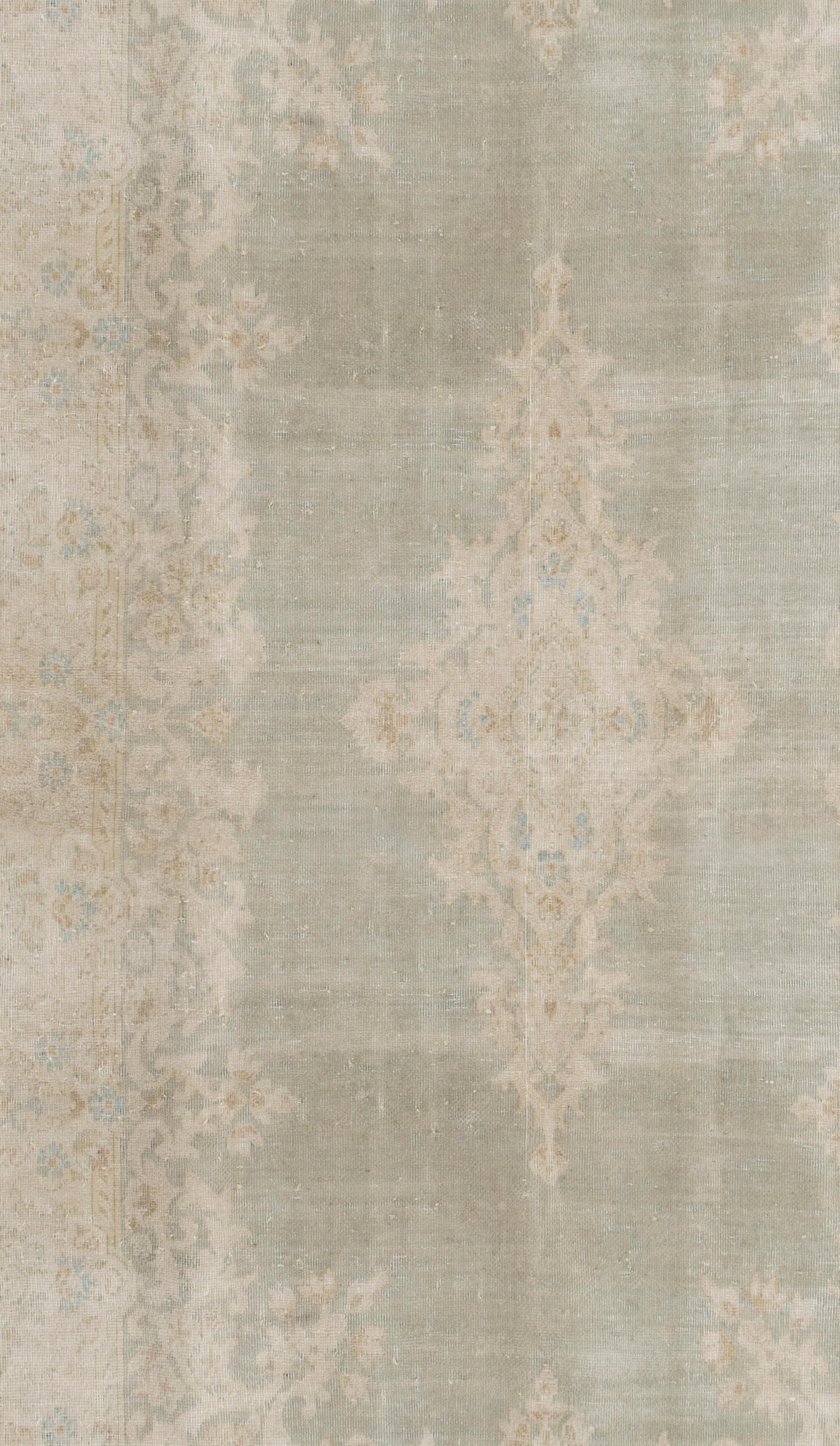 Persiano Antico Tappeto Kerman annodato a mano, circa 1920, grigio pallido e invecchiato 3'8 X 6'6 in vendita