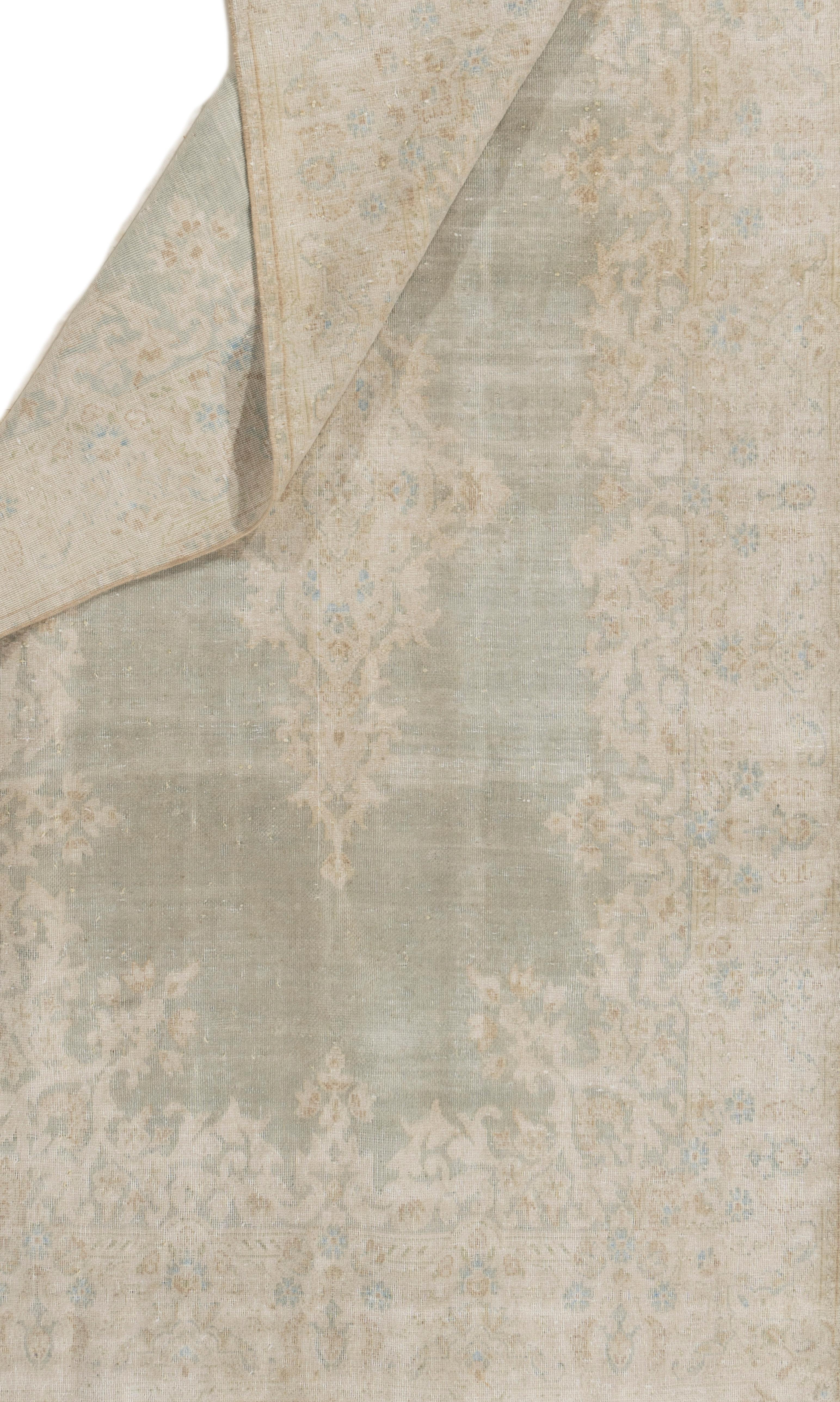 Annodato a mano Antico Tappeto Kerman annodato a mano, circa 1920, grigio pallido e invecchiato 3'8 X 6'6 in vendita