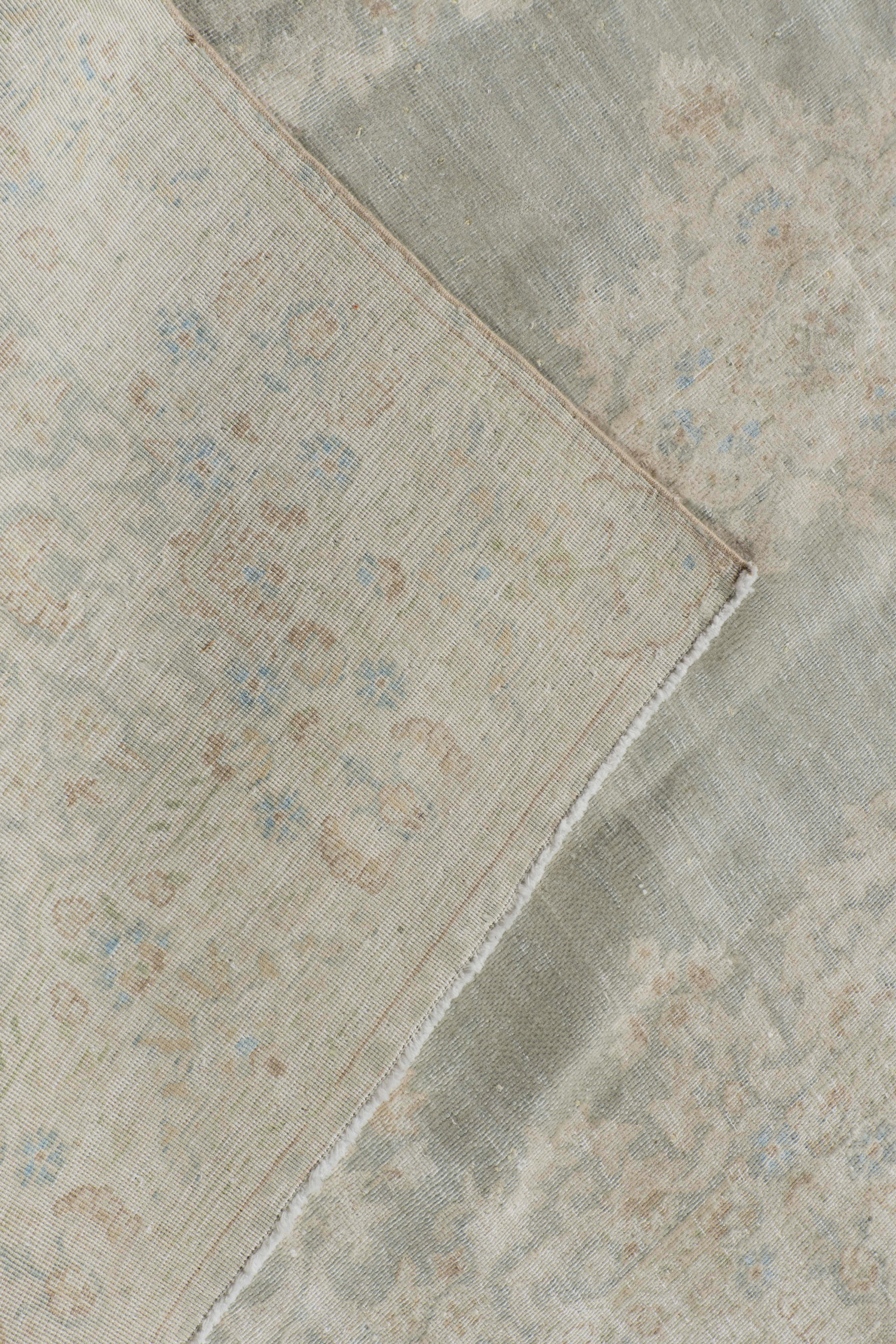 Antico Tappeto Kerman annodato a mano, circa 1920, grigio pallido e invecchiato 3'8 X 6'6 In condizioni deteriorate in vendita a New York, NY