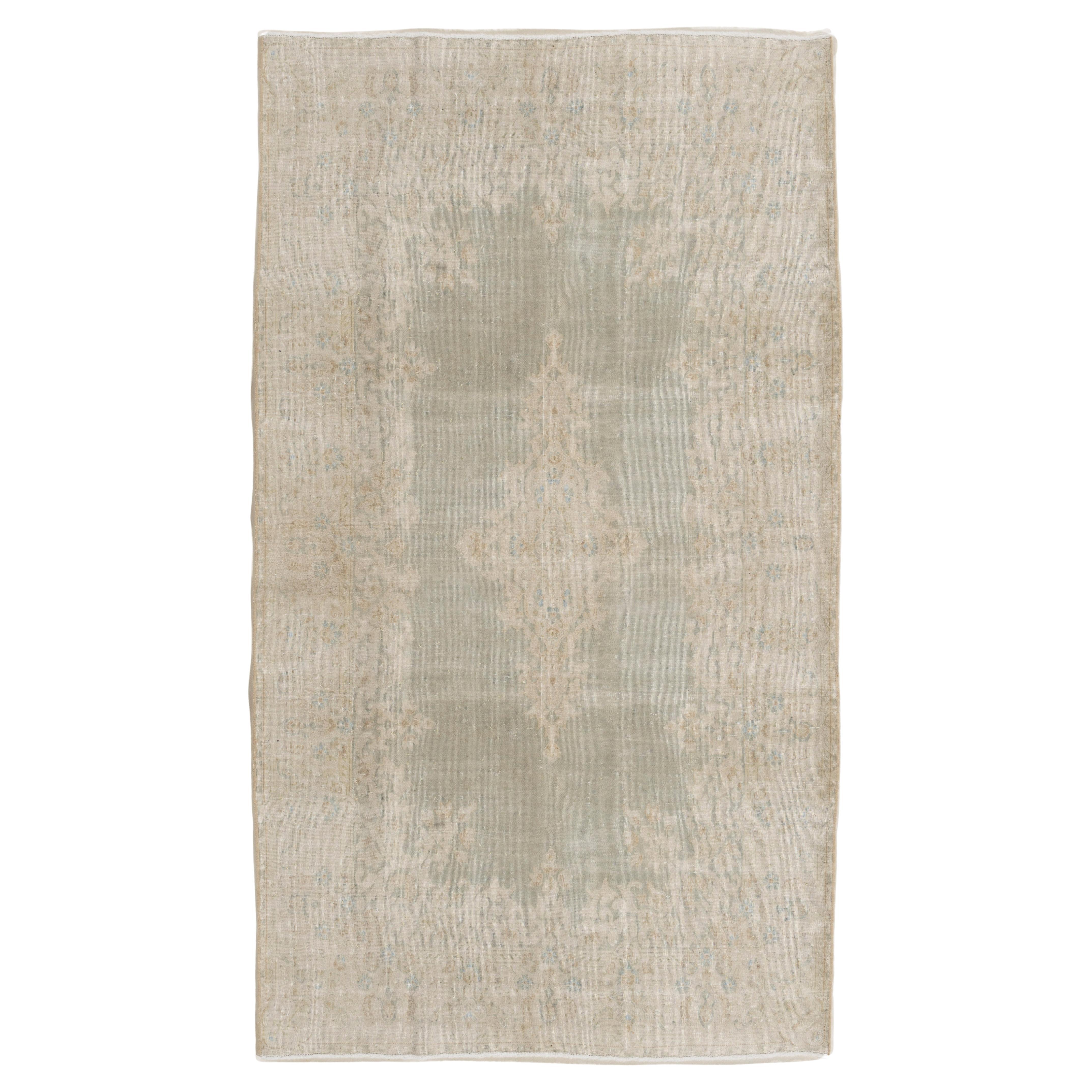 Antiker, blassgrauer, handgeknüpfter Kerman-Teppich im Used-Look, um 1920, 3'8 X 6'6