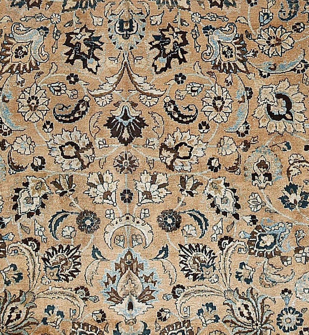Tappeto persiano vintage Meshad, 9'7 x 16'6. Il campo di colore nero mostra un motivo concentrato di una moltitudine di palmette, rosette, viti fiorite, boteh e foglie fluttuanti. I cartigli azzurri delineano i quattro angoli del campo. Il motivo si