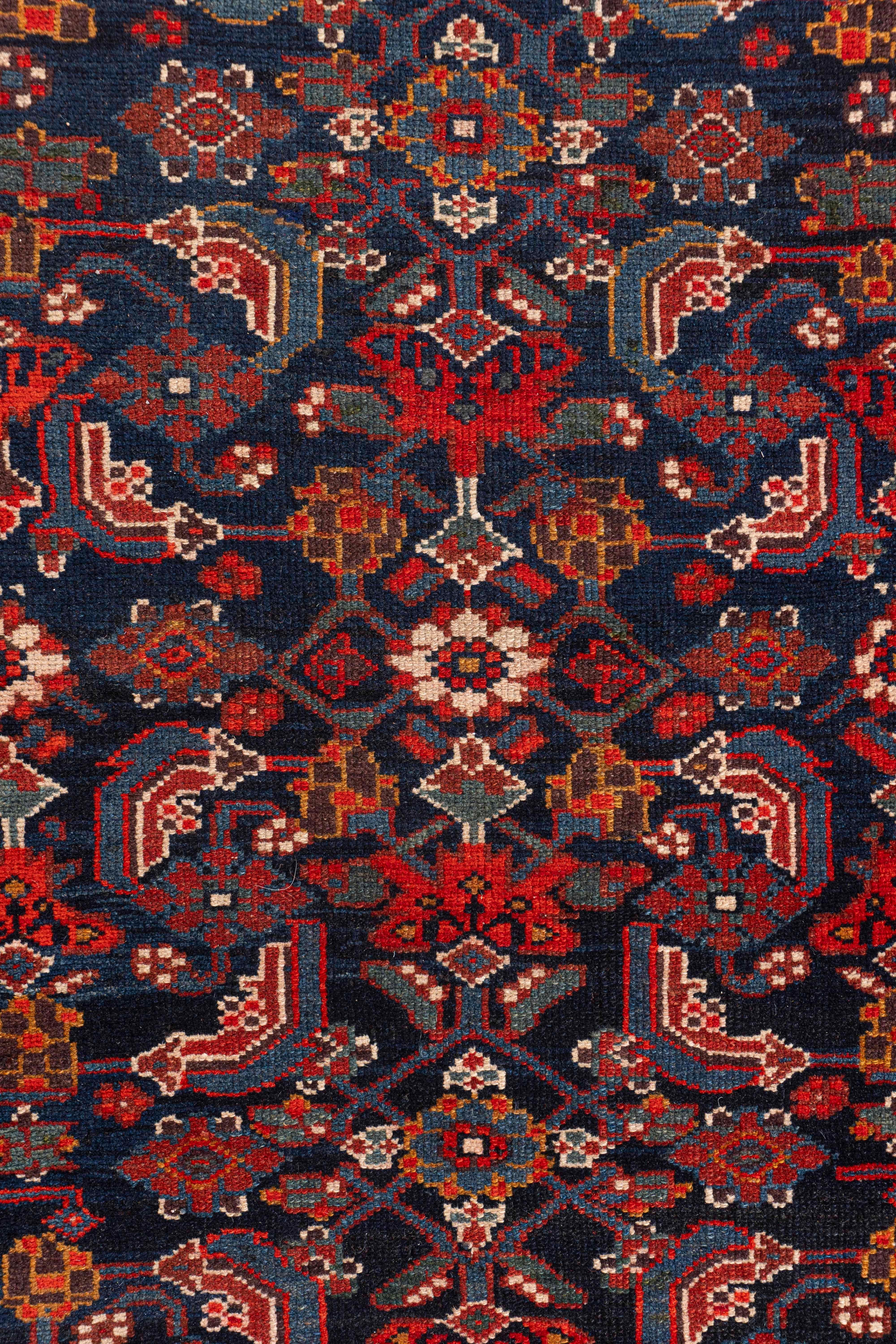 Antiker roter persischer Malayer-Läufer, handgeknüpft, um 1920 im Zustand „Gut“ im Angebot in New York, NY