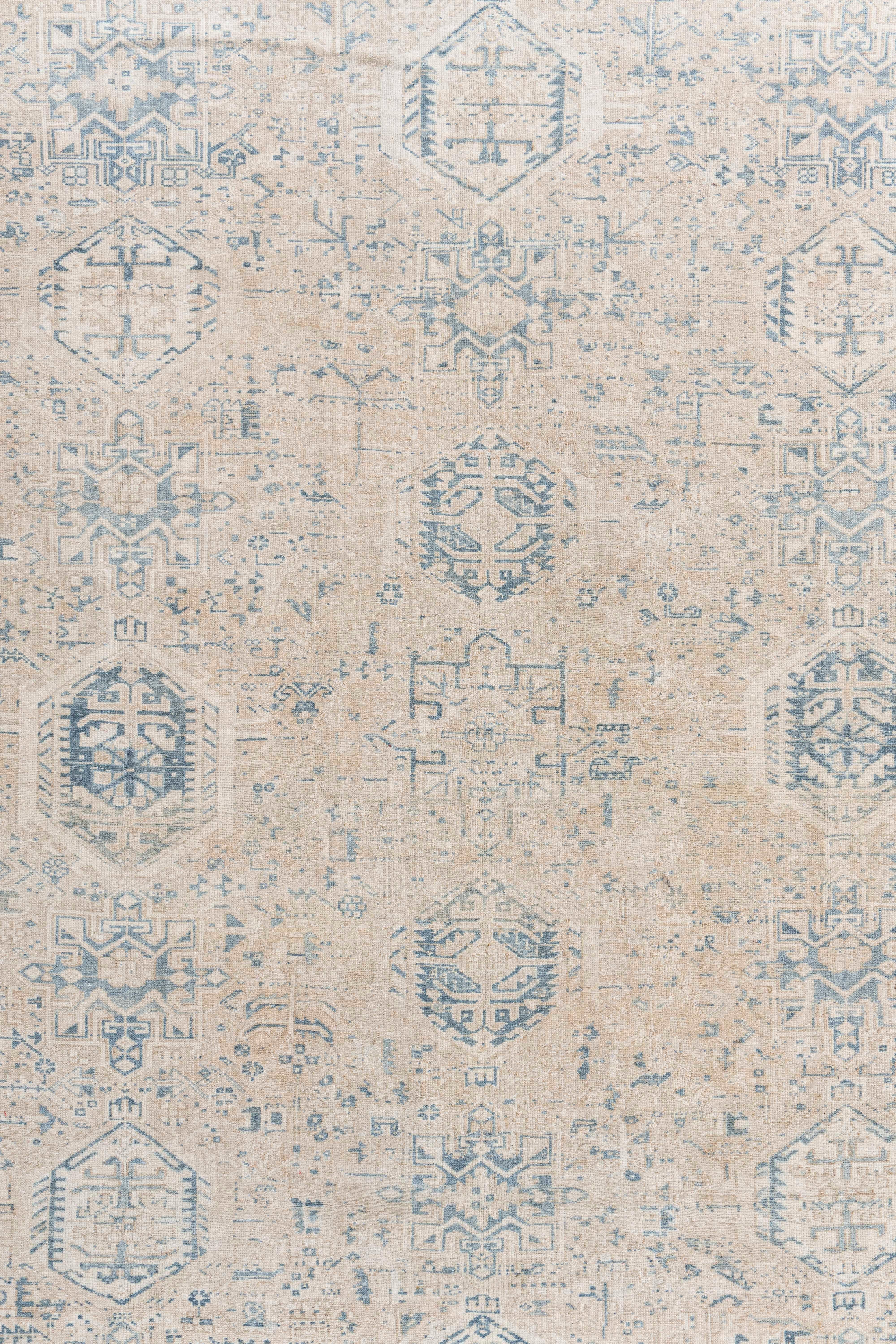 8'4 X 11'. Tanto alla moda quanto da collezione, i tappeti di lusso tradizionali di Heriz sono sapientemente tessuti a mano con colori vivaci e disegni geometrici di grande effetto. Nel distretto di Heriz, nella Persia occidentale, si tessono