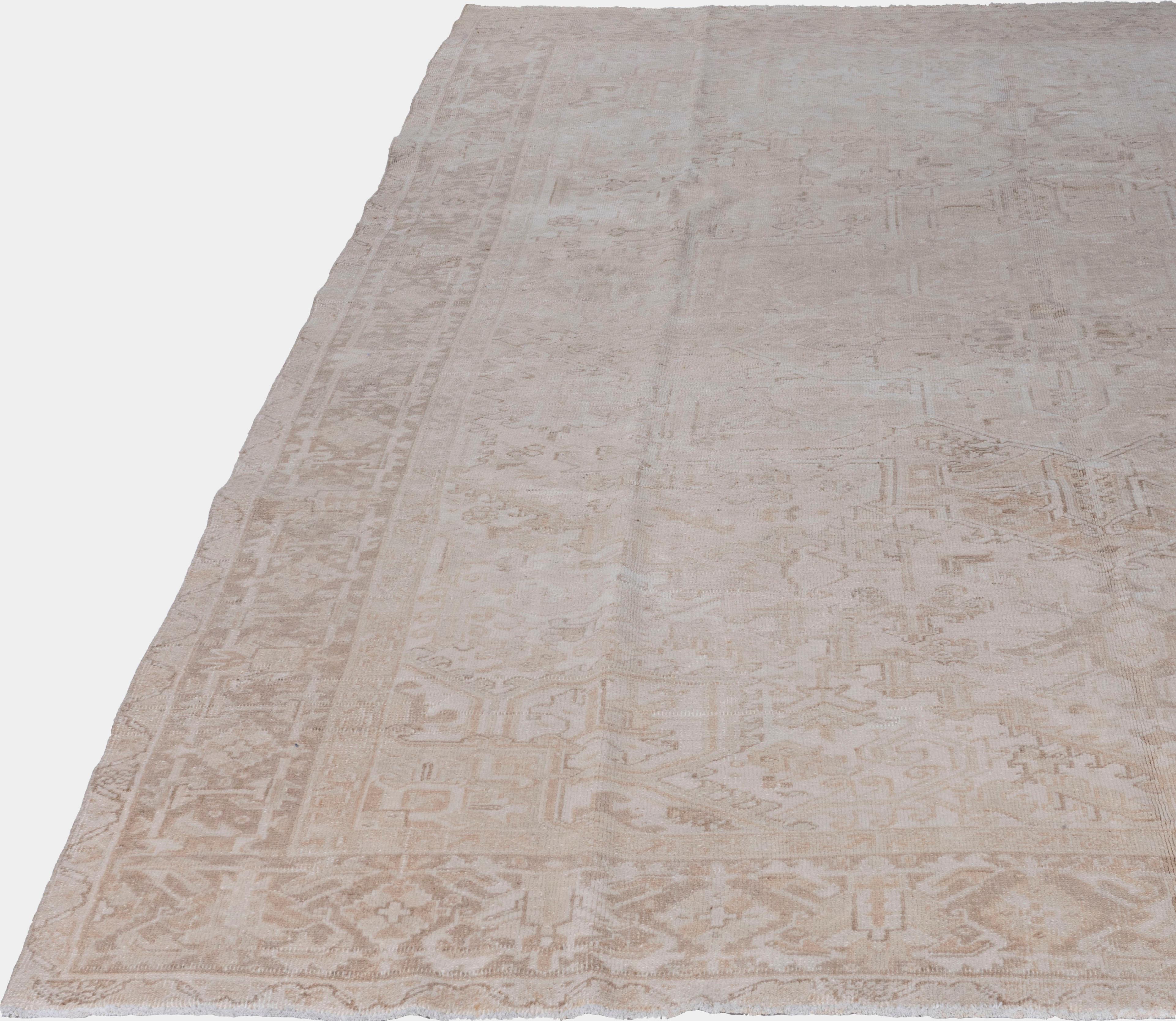 Antike CIRCA 1920 Taupe Persian Subdued Heriz Hand Knotted Rug 8' X 10'9. Ein weicher und gedämpfter Heriz-Teppich mit Charakter und Charme. Die weiche Färbung in Verbindung mit dem niedrigen Flor verleiht den antiken Teppichen ihre besondere