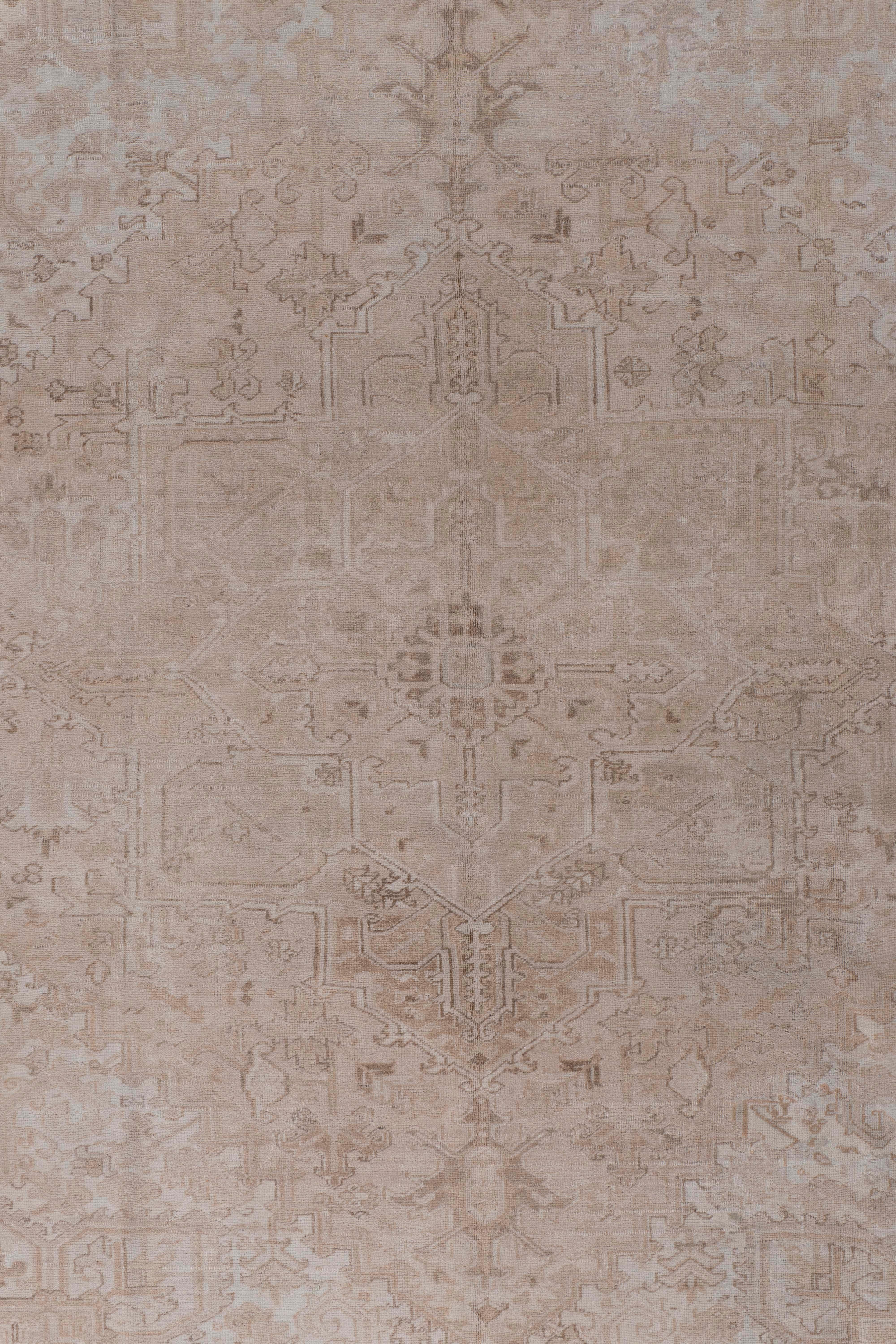 Antiker persischer, gedämpfter, handgeknüpfter Heriz-Teppich in Taupe, 8' X 10'9, um 1920 (Persisch) im Angebot