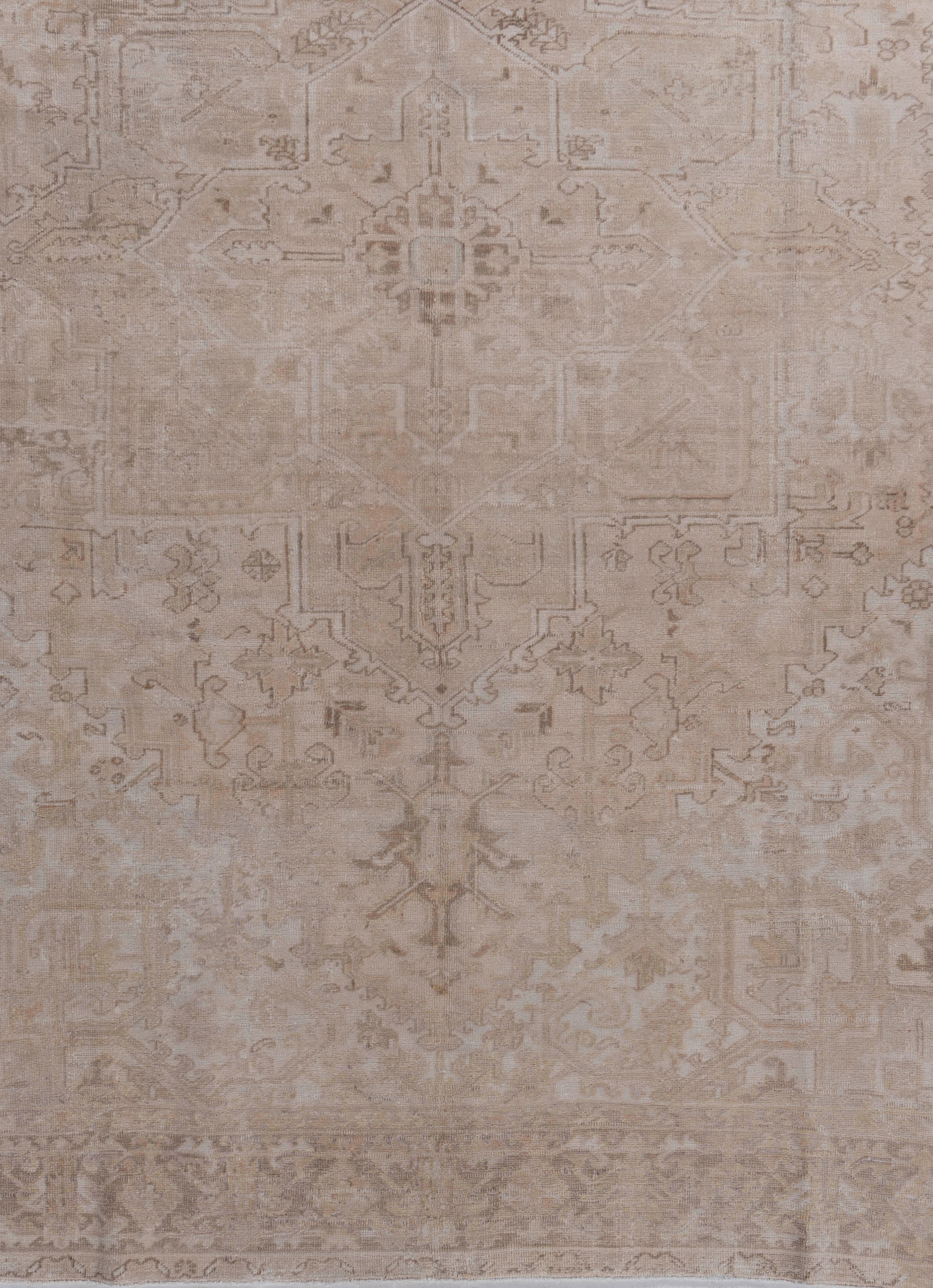 Antiker persischer, gedämpfter, handgeknüpfter Heriz-Teppich in Taupe, 8' X 10'9, um 1920 (Handgeknüpft) im Angebot