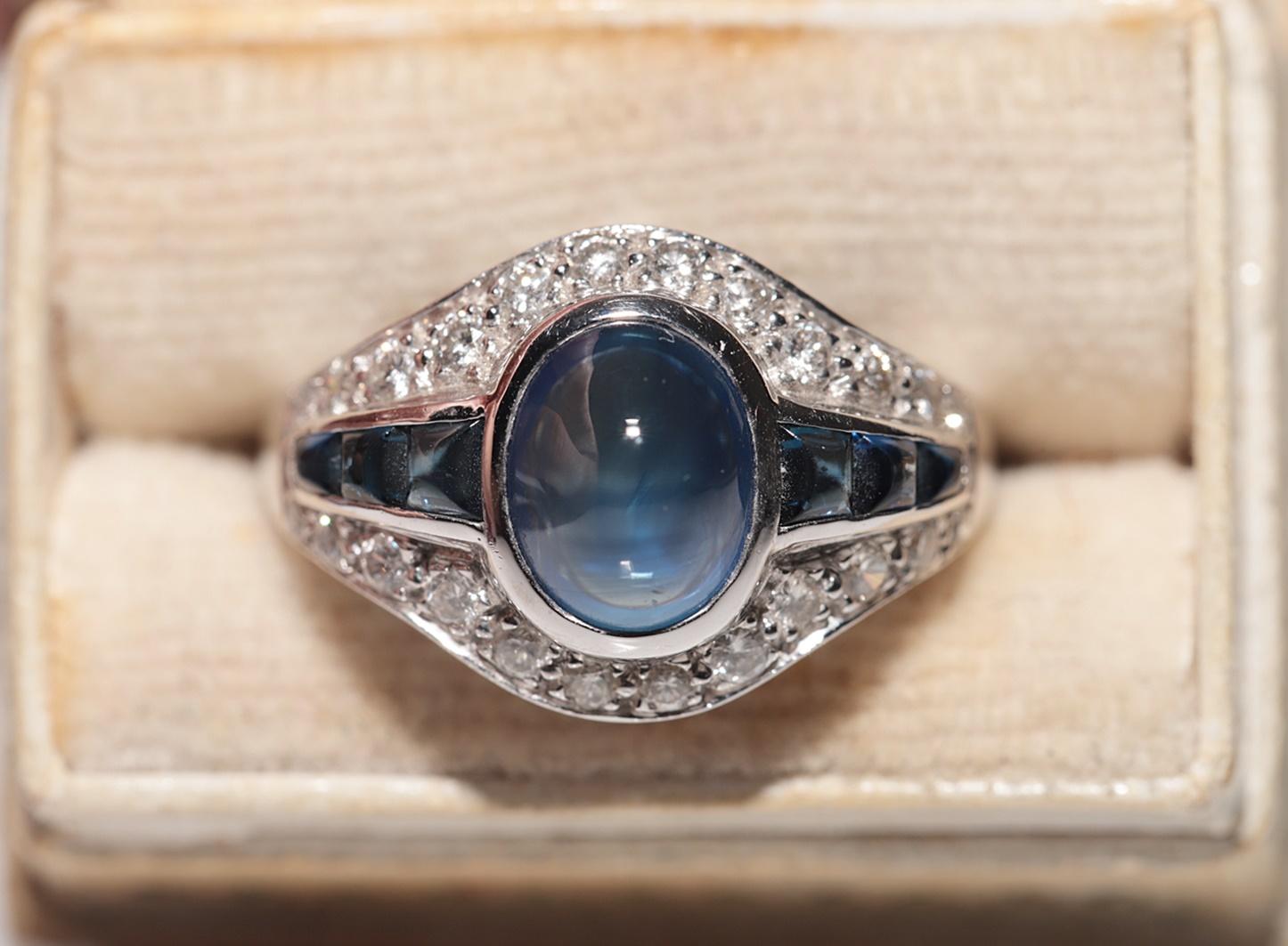In ottime condizioni.
Il peso totale è di 6 grammi.
Totalmente è un diamante da 0,40 ct.
Il diamante ha colore H e purezza vs-s1.
Il tutto è uno zaffiro di circa 3,50 ct.
La misura dell'anello è US 6.75 
Possiamo realizzare qualsiasi dimensione.
La
