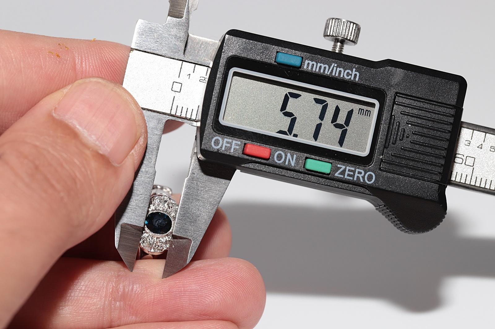 Bague ancienne en or 18k Circa 1920 Art Deco diamant naturel et saphir Navette en vente 7