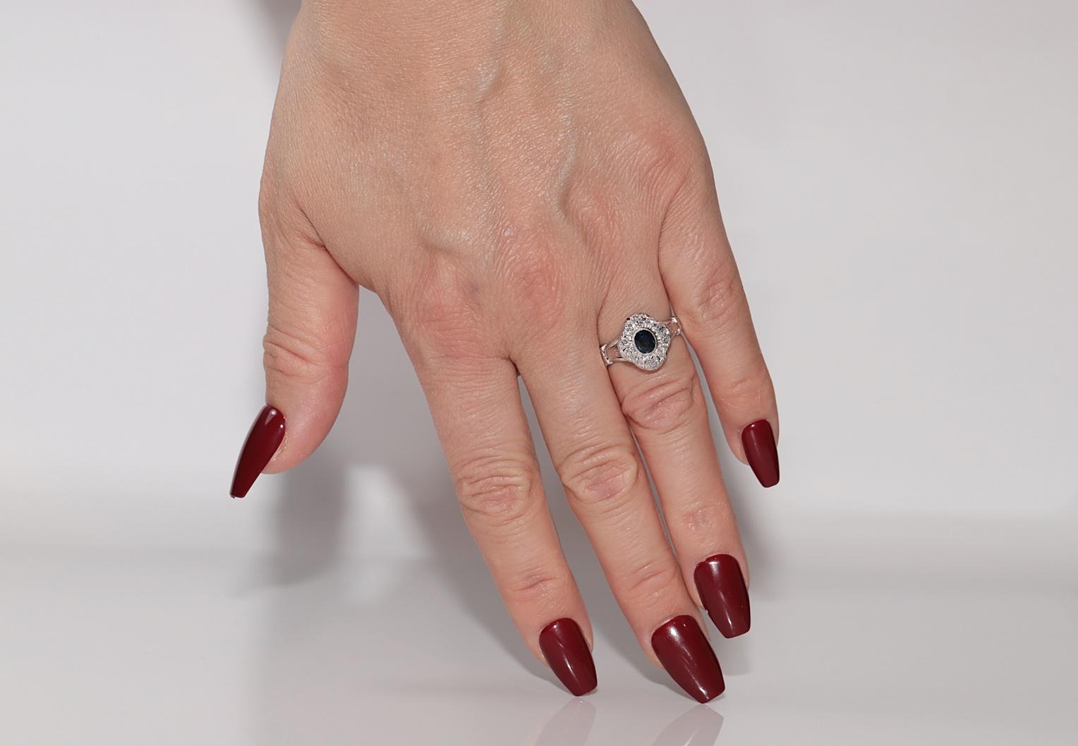 Bague ancienne en or 18k Circa 1920 Art Deco diamant naturel et saphir Navette en vente 8