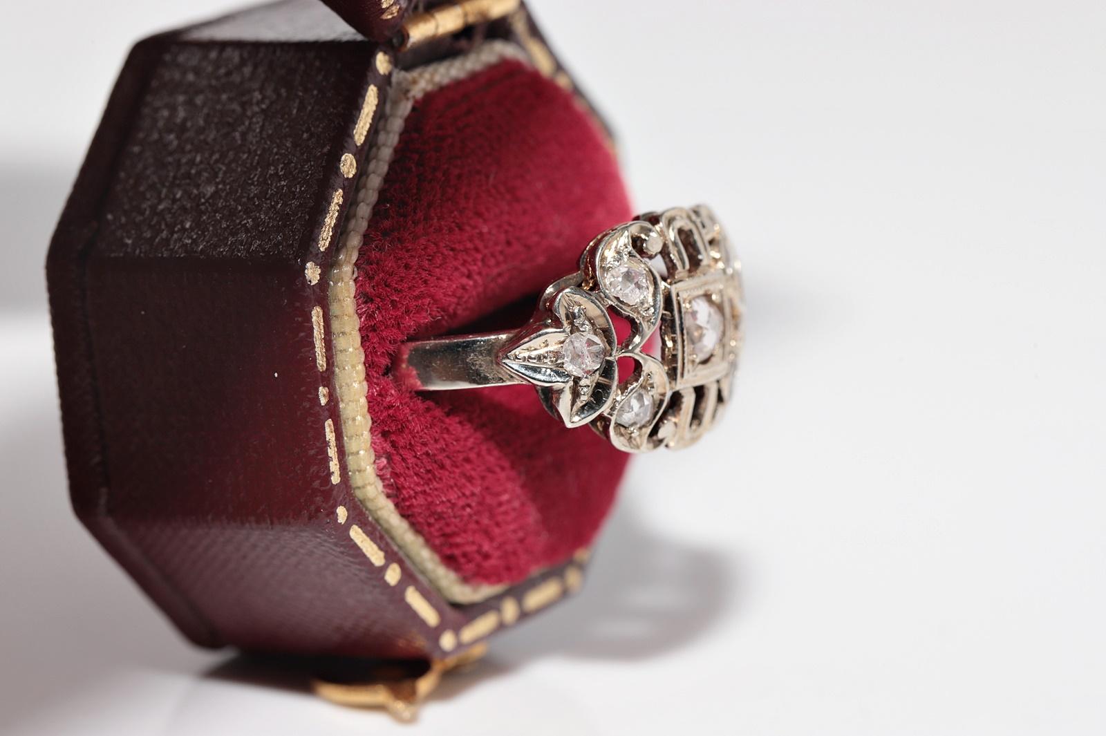 In sehr gutem Zustand.
Das Gesamtgewicht beträgt 4.2 Gramm.
Insgesamt ist der Diamant im Rosenschliff 0.30 ct.
Insgesamt ist alt geschliffener Diamant 0,10 ct.
Der Diamant hat die Farbe H-I-J und die Reinheit s1-s2-s3.
Ringgröße ist US 11 
Wir