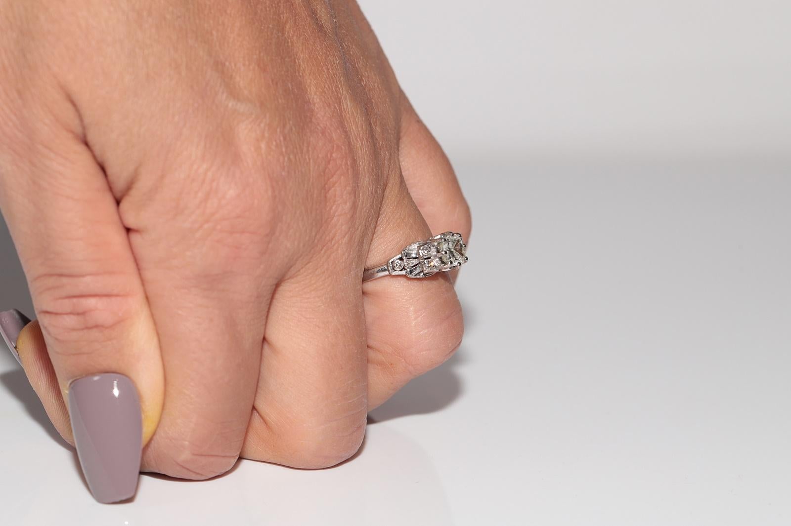 Bague solitaire décorée d'un diamant naturel en or 18k de style Art Decor, circa 1920 en vente 8