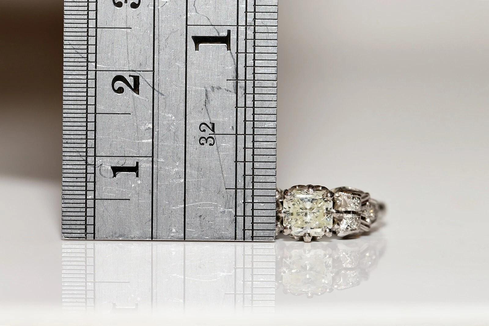 Bague solitaire décorée d'un diamant naturel en or 18k de style Art Decor, circa 1920 en vente 2