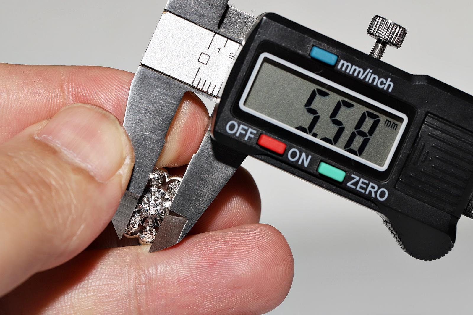 Bague ancienne des années 1920 en or 18 carats décorée de diamants naturels en vente 8