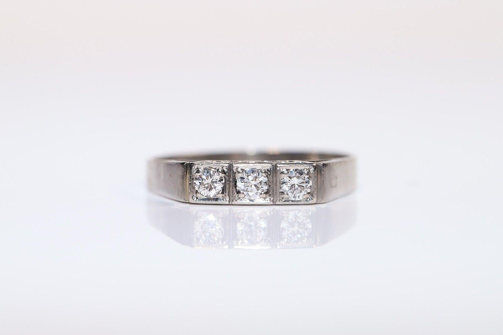 En très bon état.
Le poids total est de 3 grammes.
Totally est un diamant  0,26 carat.
Le diamant est de couleur G et de pureté vvs-vs.
La taille de la bague est US 8.2 (nous offrons un redimensionnement gratuit)
Nous pouvons fabriquer n'importe