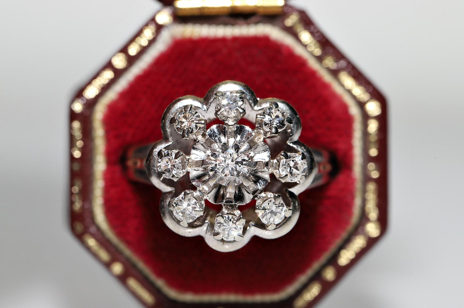 En très bon état.
Le poids total est de 5 grammes.
Au total, un diamant de 0,60 ct.
Le diamant est de couleur G-H et de pureté vvs-vs.
La taille de la bague est de 7 US
Nous pouvons fabriquer n'importe quelle taille.
La boîte n'est pas