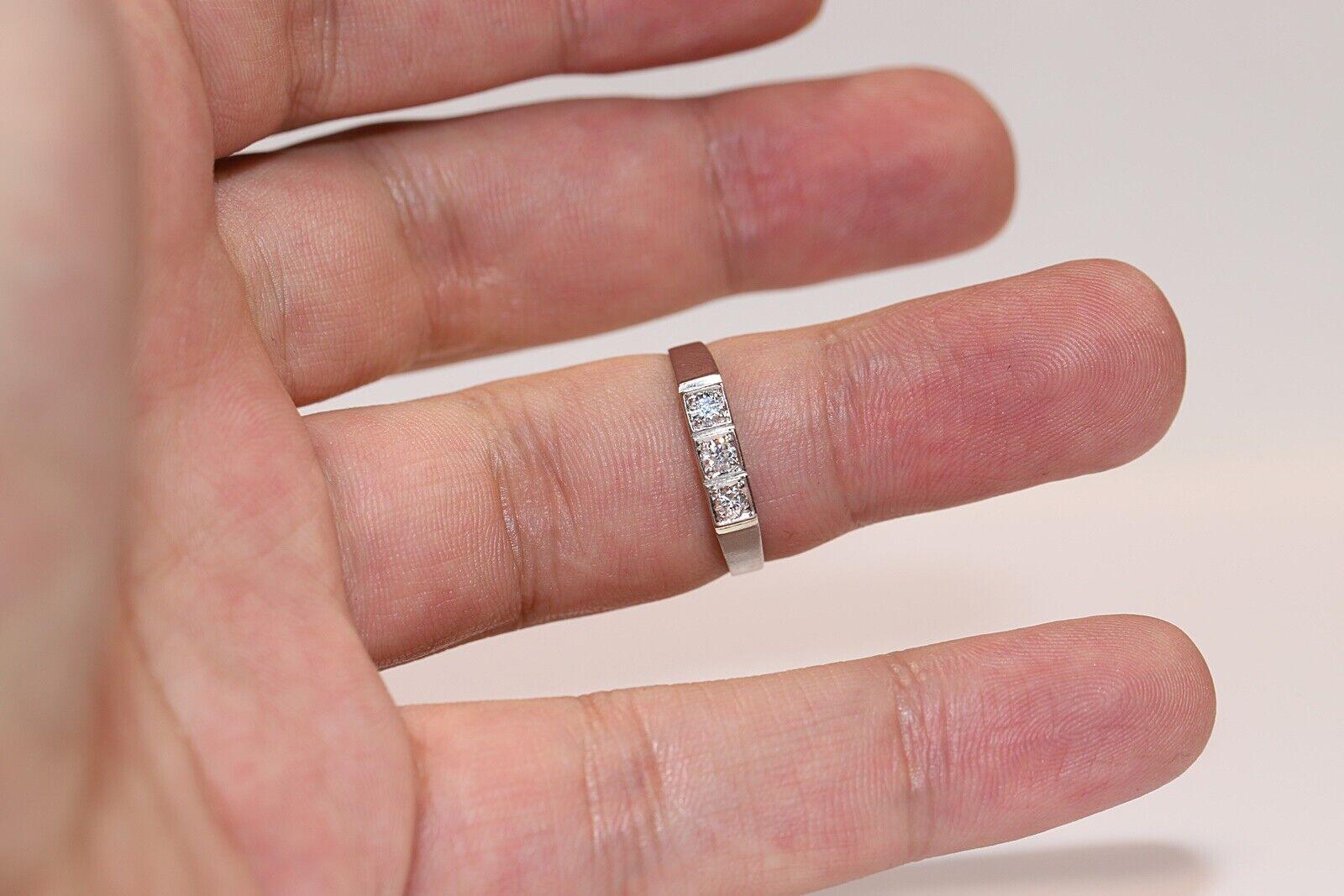 Bague ancienne des années 1920 en or 18 carats décorée de diamants naturels en vente 3