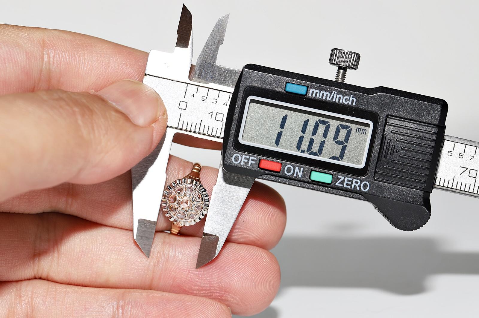 Bague ancienne des années 1920 en or 18 carats décorée de diamants naturels taille rose en vente 7