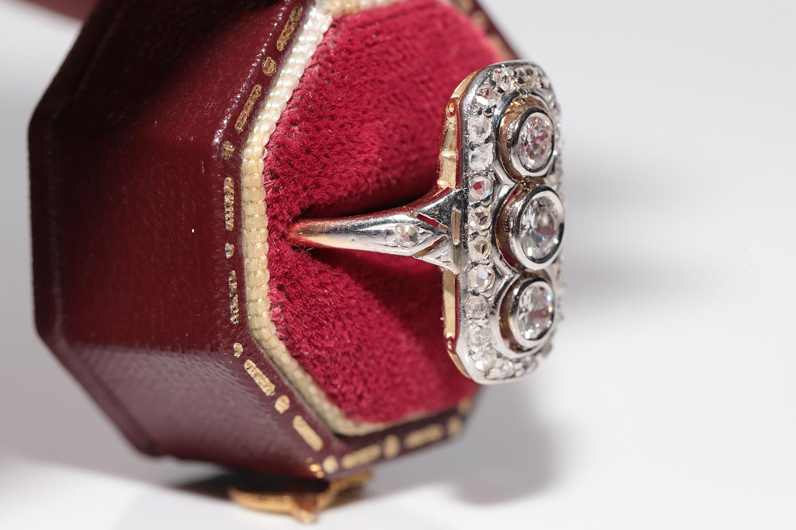 En très bon état.
Le poids total est de 2.9 grammes.
Il s'agit principalement de 3 pièces de diamant taille ancienne 0,45 ct.
Le diamant principal de taille ancienne est de couleur G-H et de pureté vs-s1.
Le diamant taillé en rose de 0.25 ct est
