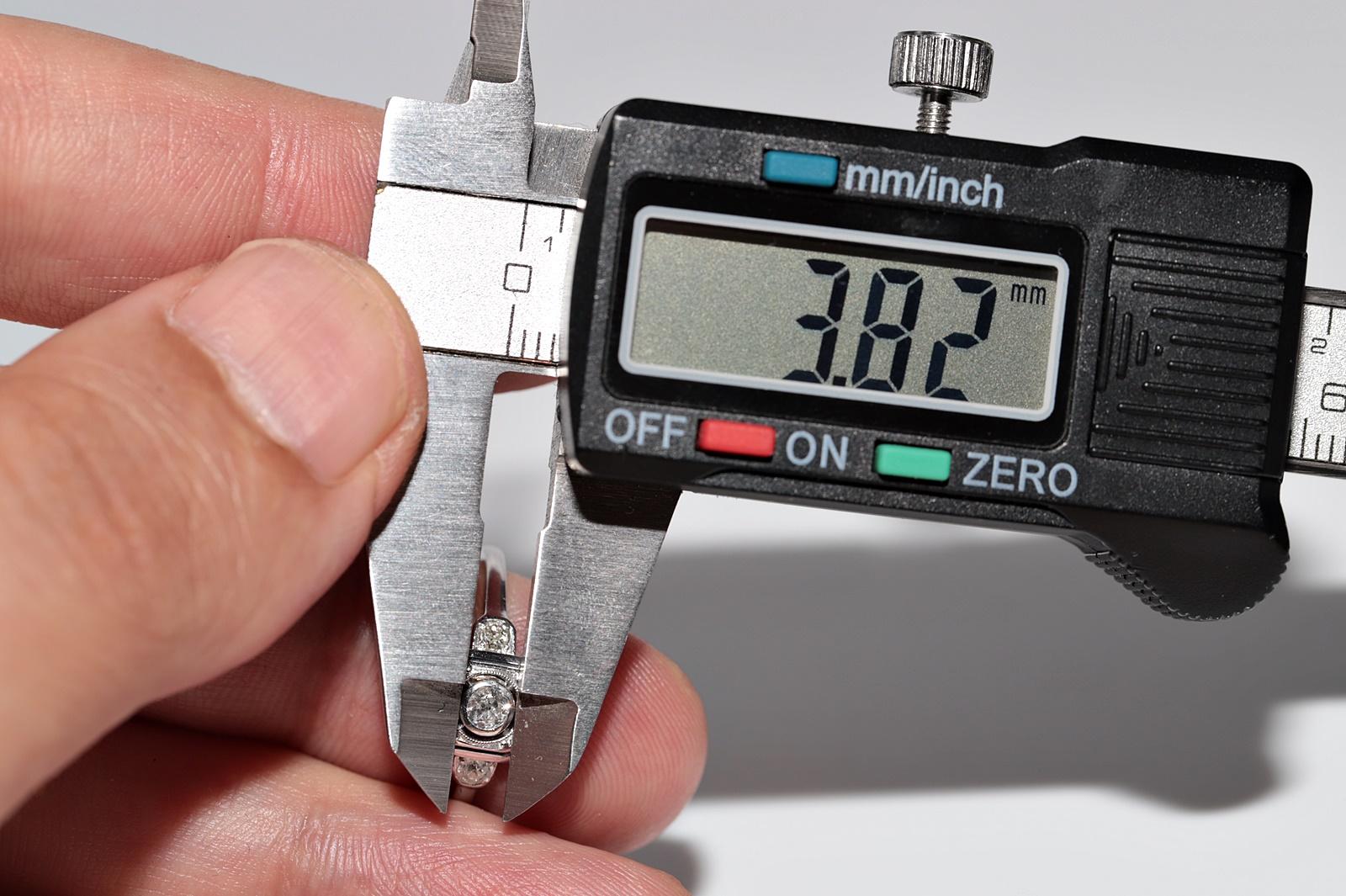 Bague carrée Art déco des années 1920 en or 14 carats décorée de diamants naturels en vente 12