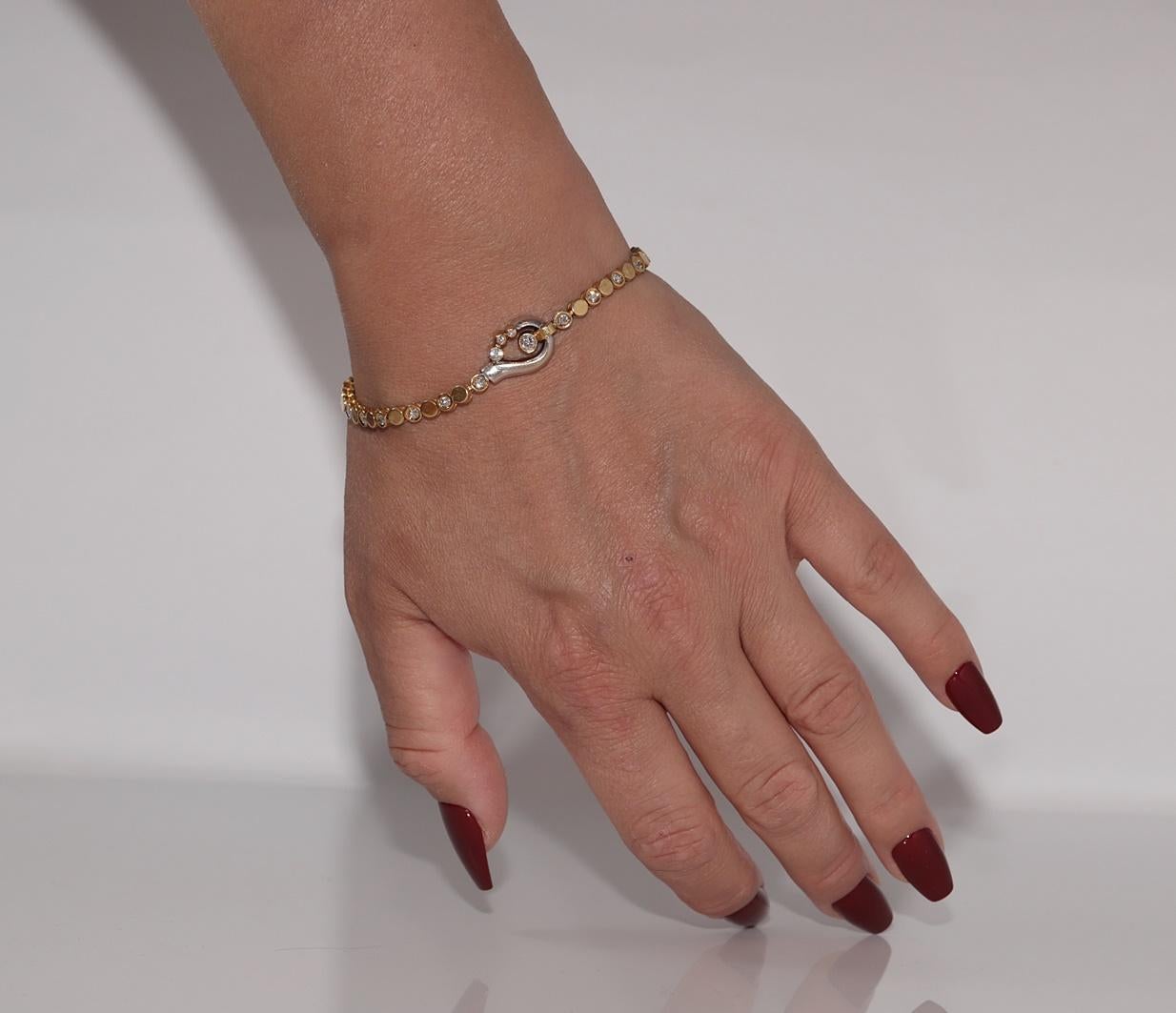 In very good condition.
Total weight is 7.2 grams.
Totally is diamond 0.30 ct.
The diamond H color and vs clarity.
Total lenght is bracelet 18 cm.
The box is not included.
Please contact for any questions.
