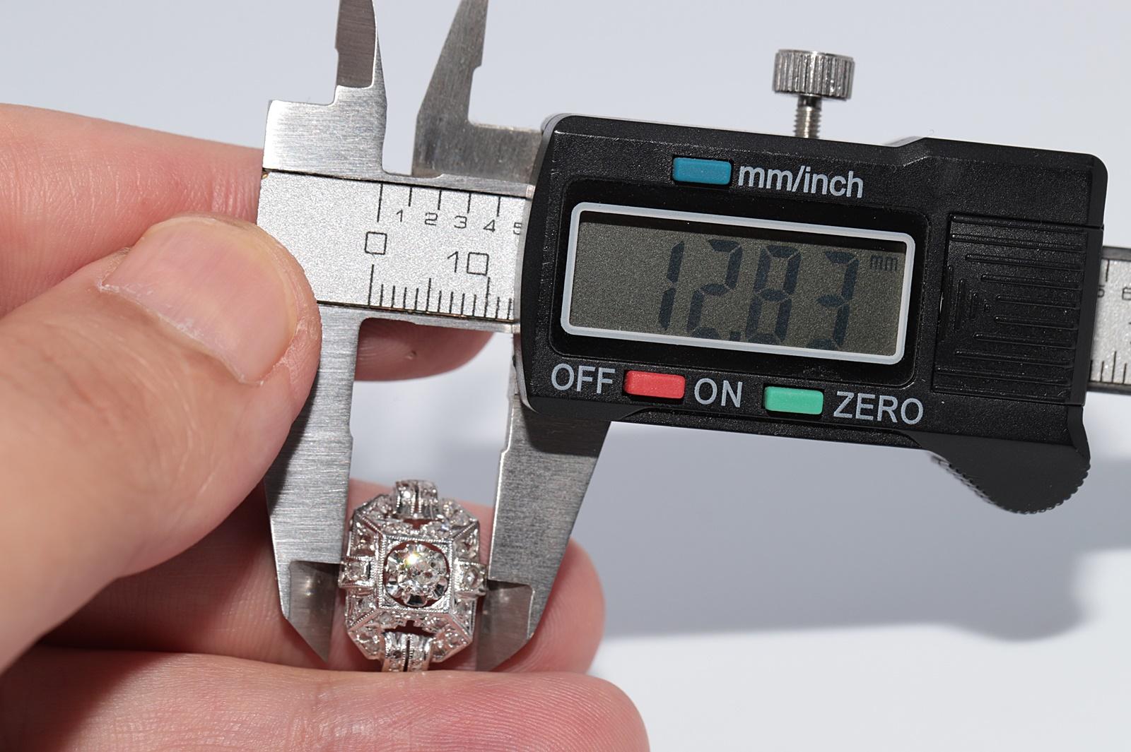 Antique Circa 1920s Art Deco Or 18k Handcrafted Natural Diamond Ring (Bague en or 18k avec diamant naturel) en vente 6