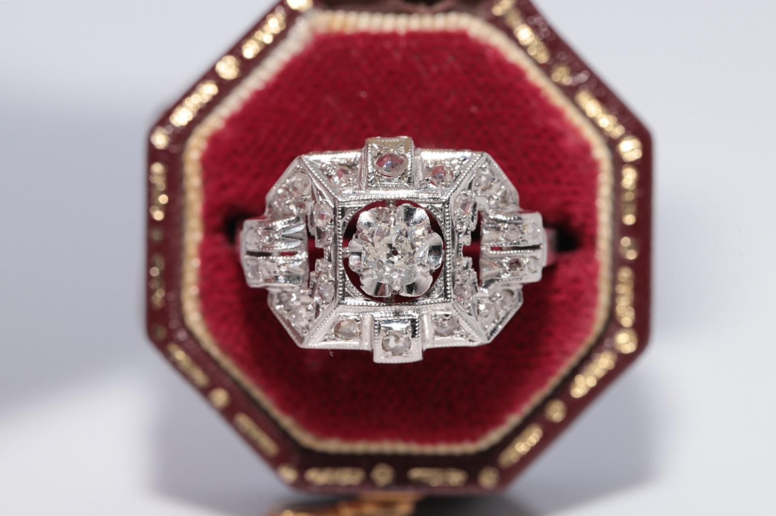 En très bon état.
Le poids total est de 3.1 grammes.
Totalement est un diamant taille rose de 0.26 ct.
Totalement est un diamant de taille ancienne de 0,18 ct.
Le diamant est de couleur H-I et de pureté s1-s2-s3.
La taille de la bague est de 5,5