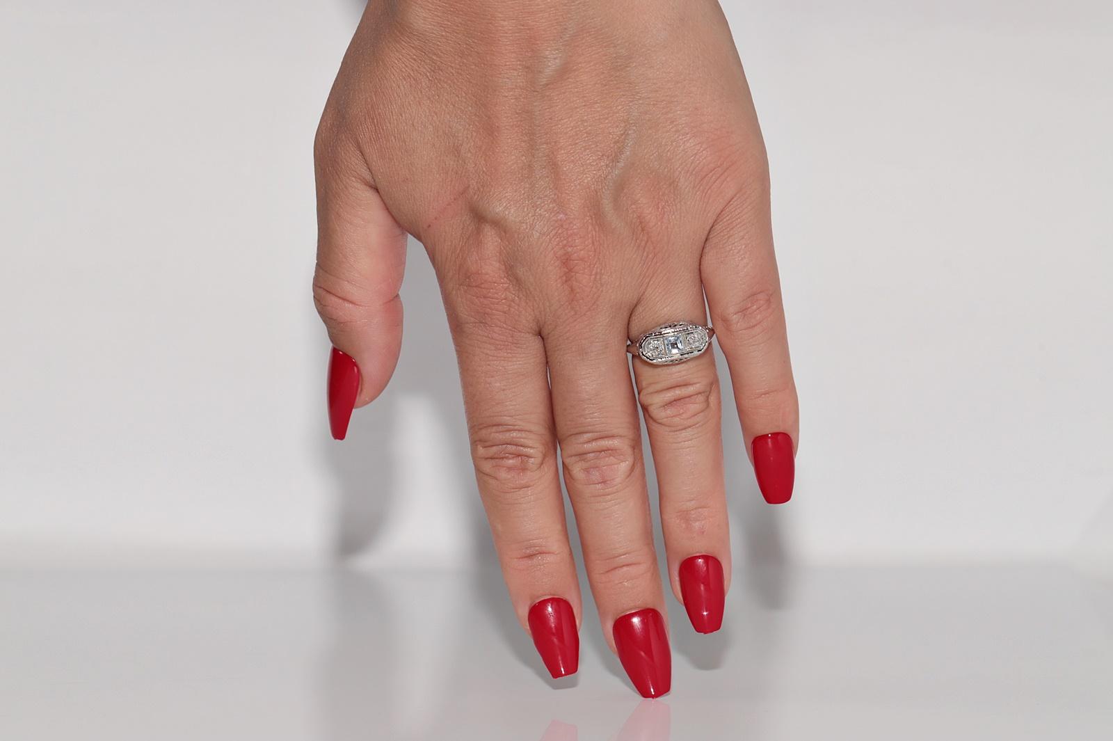 En très bon état.
Le poids total est de 2.5 grammes.
Au total, un diamant de 0,20 ct.
Le diamant est de couleur G-H et de pureté vs1.
Totally est aqua marine 0.20 ct.
La taille de la bague est de 6.25 
Nous pouvons fabriquer n'importe quelle