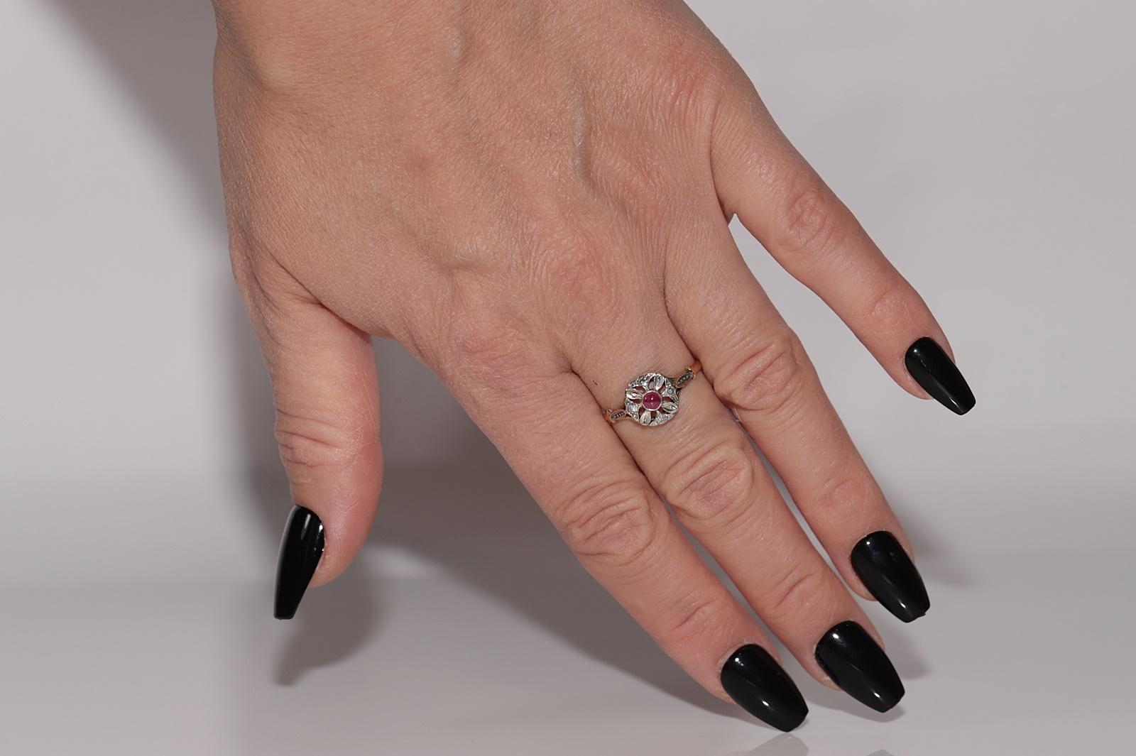 Bague Art déco ancienne des années 1920 en or 18 carats avec diamant naturel et rubis cabochon en vente 9