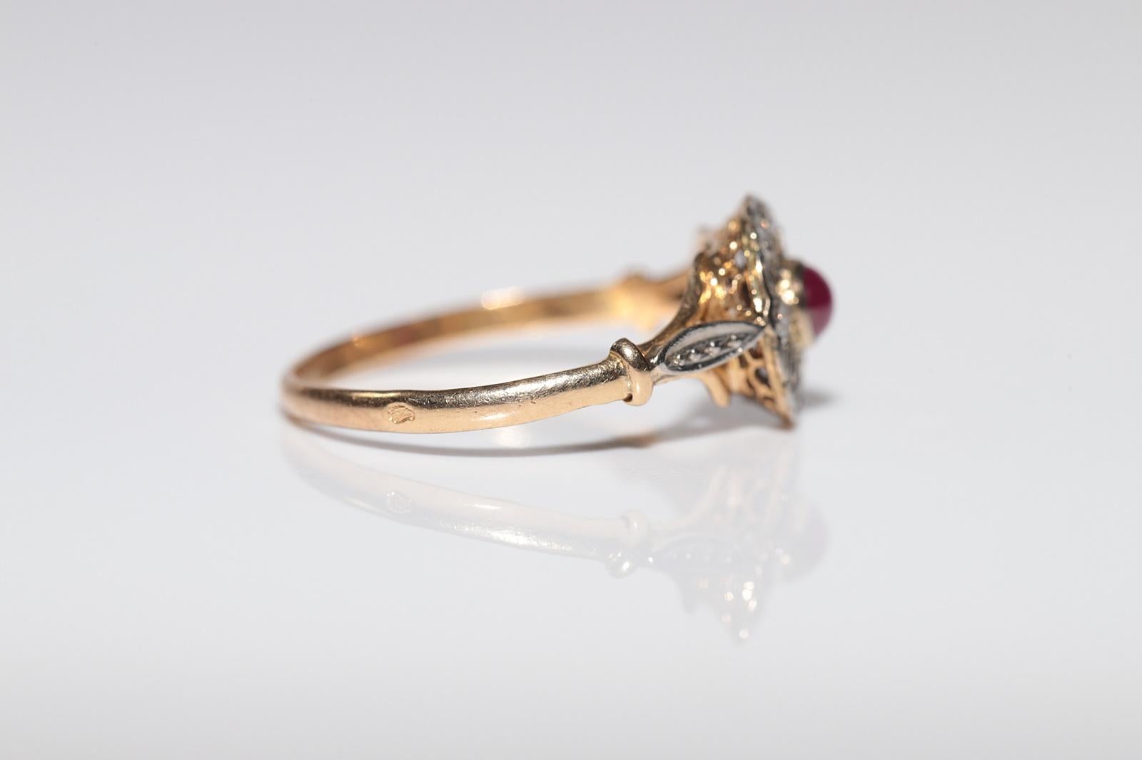 Bague Art déco ancienne des années 1920 en or 18 carats avec diamant naturel et rubis cabochon en vente 2