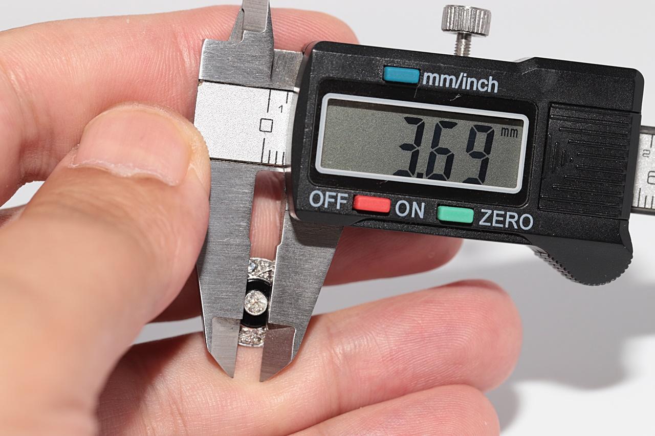 Antico orecchino con diamante naturale e onice in oro 18k, CIRCA 1920 Art Deco in vendita 2