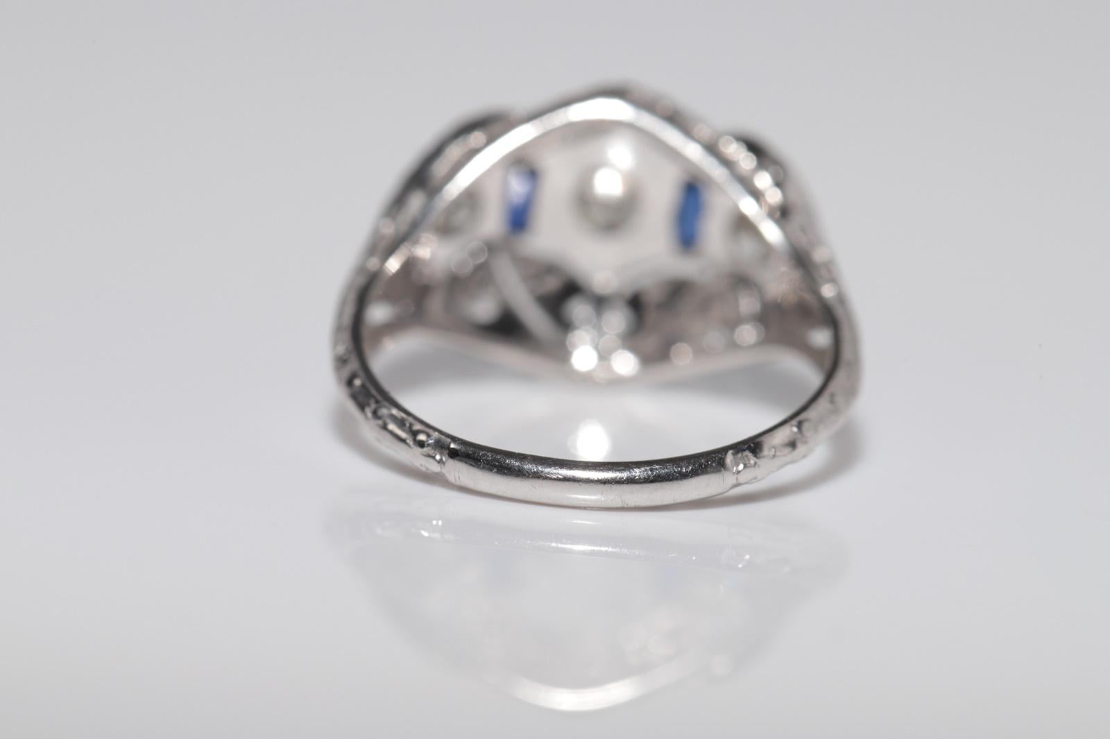 Bague ancienne en or 18k Circa 1920 Art Deco Diamant naturel et saphir en vente 7